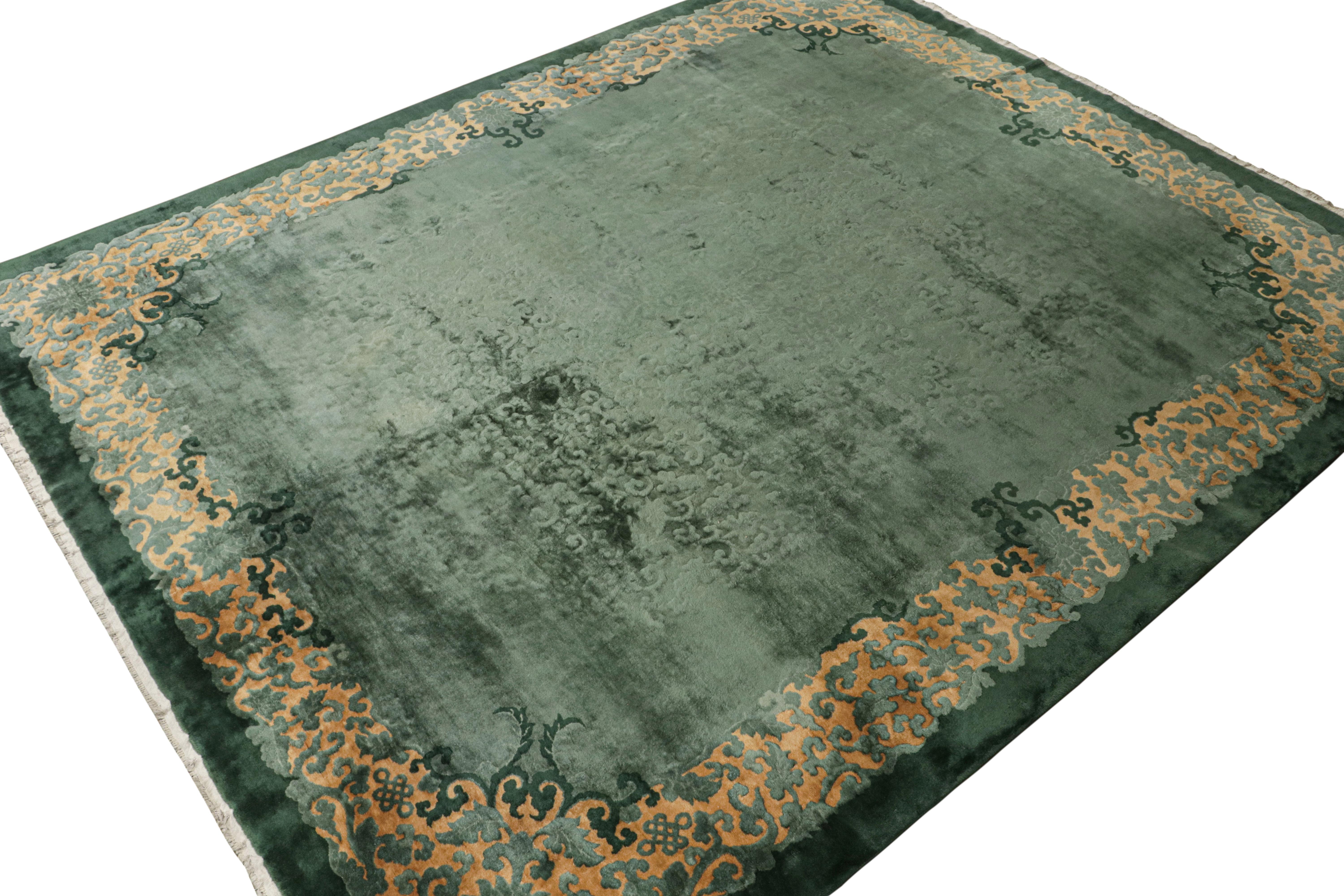 Seltener antiker chinesischer Art-Déco-Teppich mit grünen und goldenen Blumenmuster von Rug & Kilim (Handgeknüpft) im Angebot