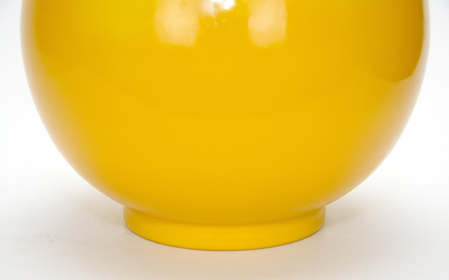 Rare vase chinois ancien en forme de Hu avec poignée en verre de Pékin jaune poulet en vente 3