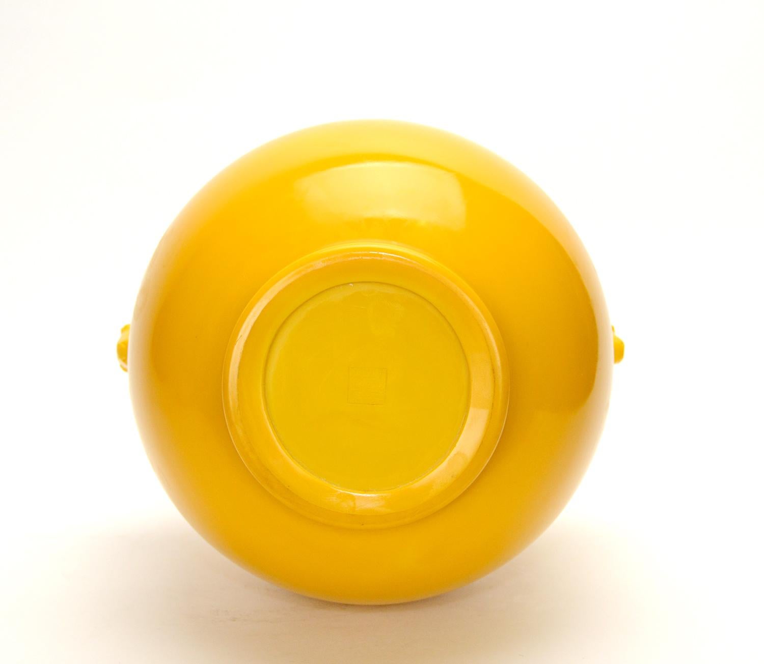 Rare vase chinois ancien en forme de Hu avec poignée en verre de Pékin jaune poulet en vente 4