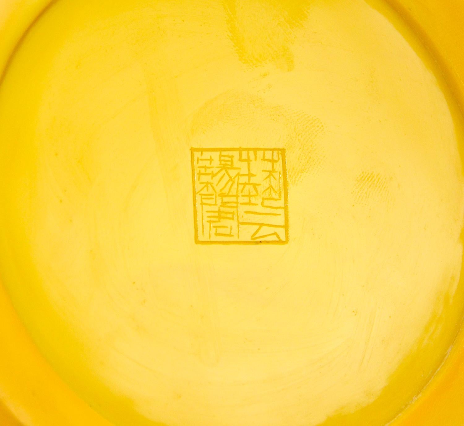 Rare vase chinois ancien en forme de Hu avec poignée en verre de Pékin jaune poulet en vente 5