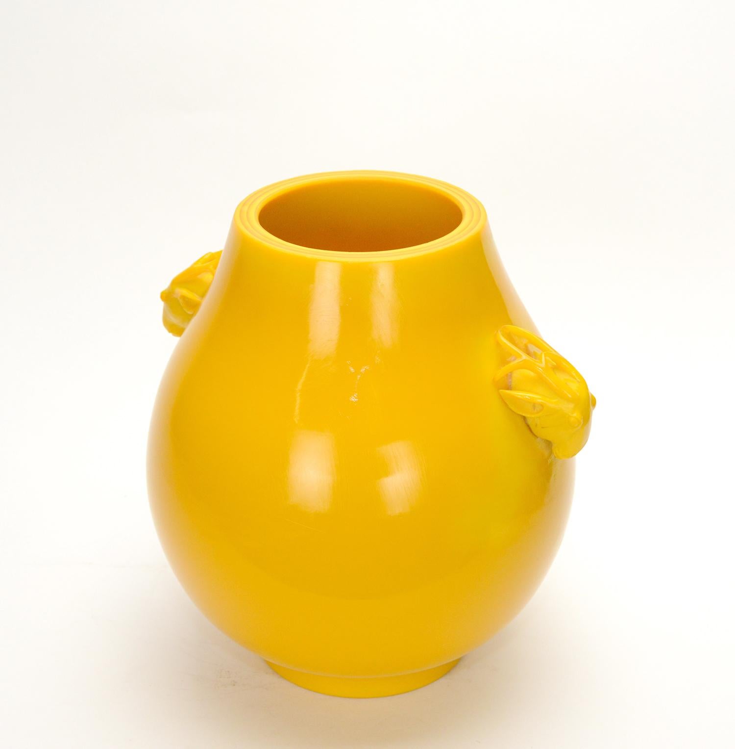 Extrêmement rare grand vase chinois en verre jaune à poignée de cerf Hu Form

Voici un très rare grand vase chinois de forme Hu en verre jaune avec poignée de cerf, corps à plusieurs couches, qui est magnifiquement présenté à partir du bord