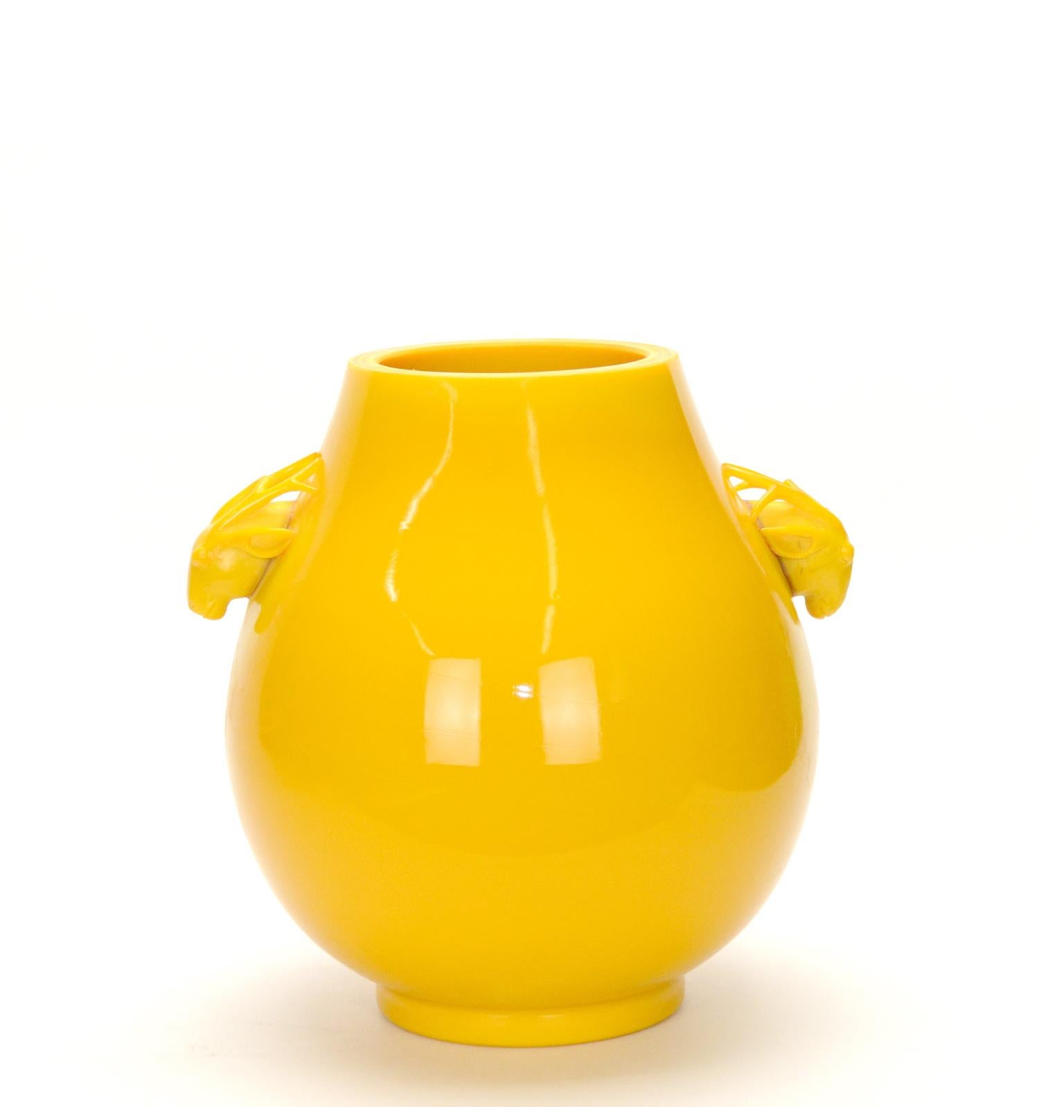 Qing Rare vase chinois ancien en forme de Hu avec poignée en verre de Pékin jaune poulet en vente