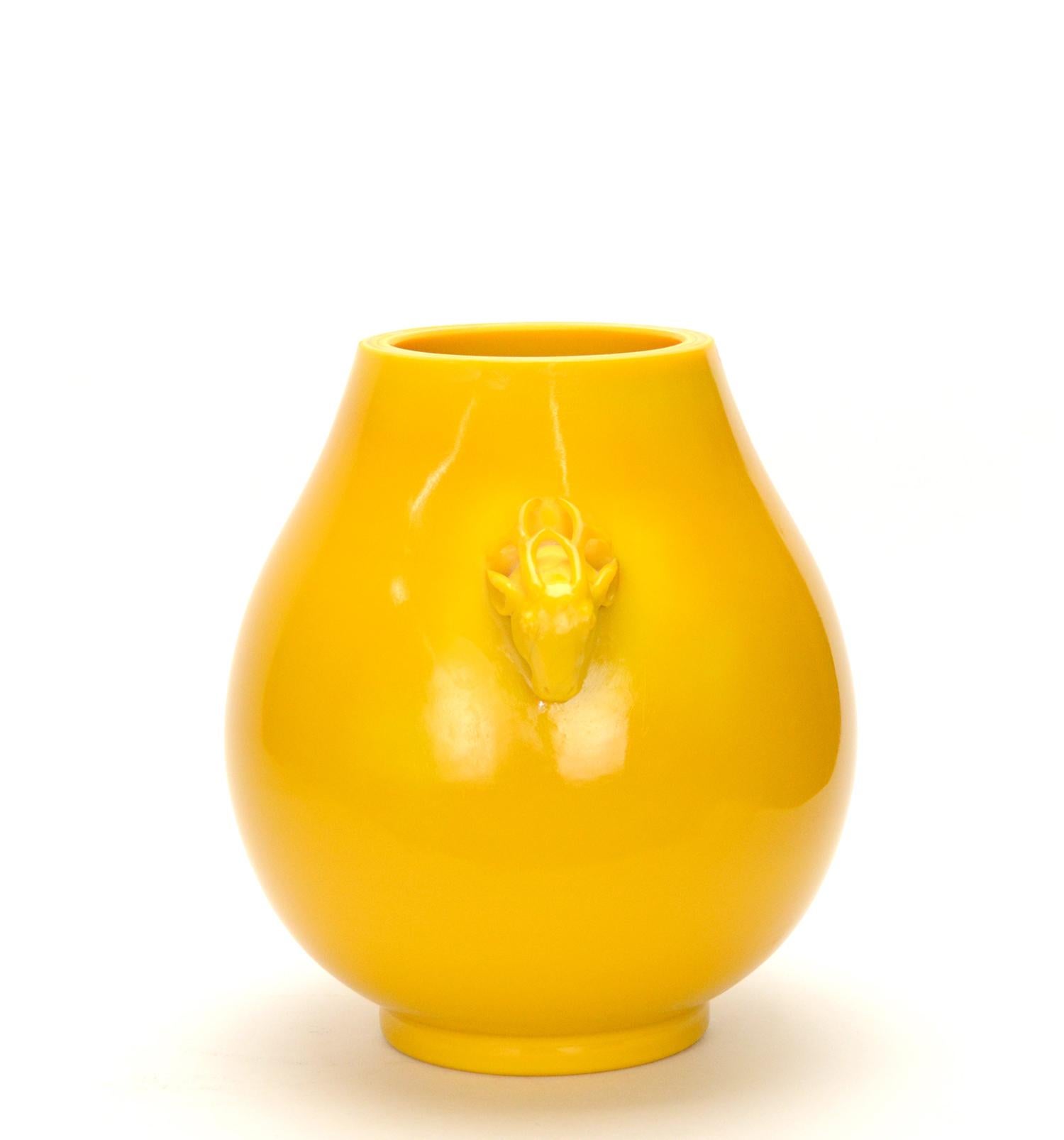 Chinois Rare vase chinois ancien en forme de Hu avec poignée en verre de Pékin jaune poulet en vente