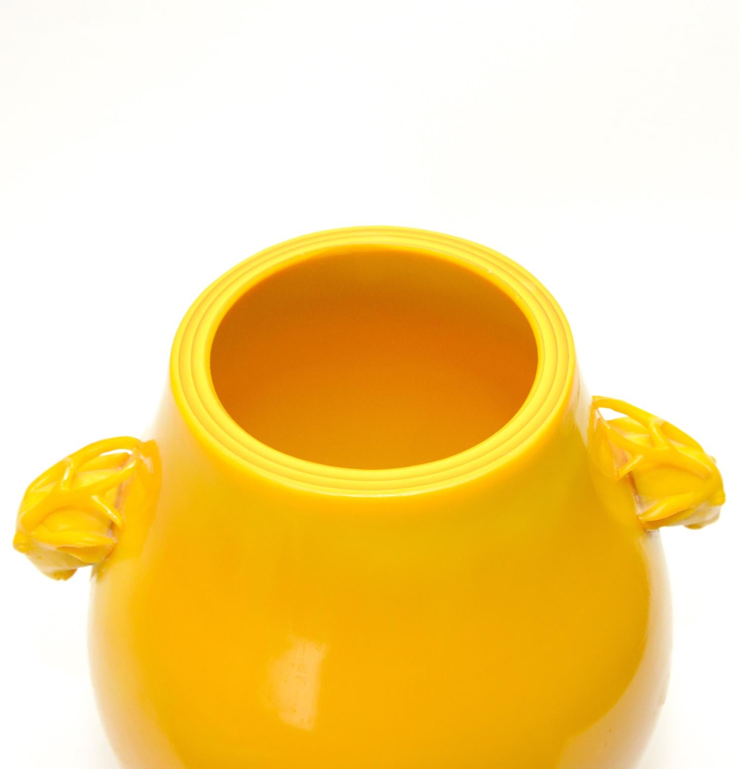 Fait main Rare vase chinois ancien en forme de Hu avec poignée en verre de Pékin jaune poulet en vente