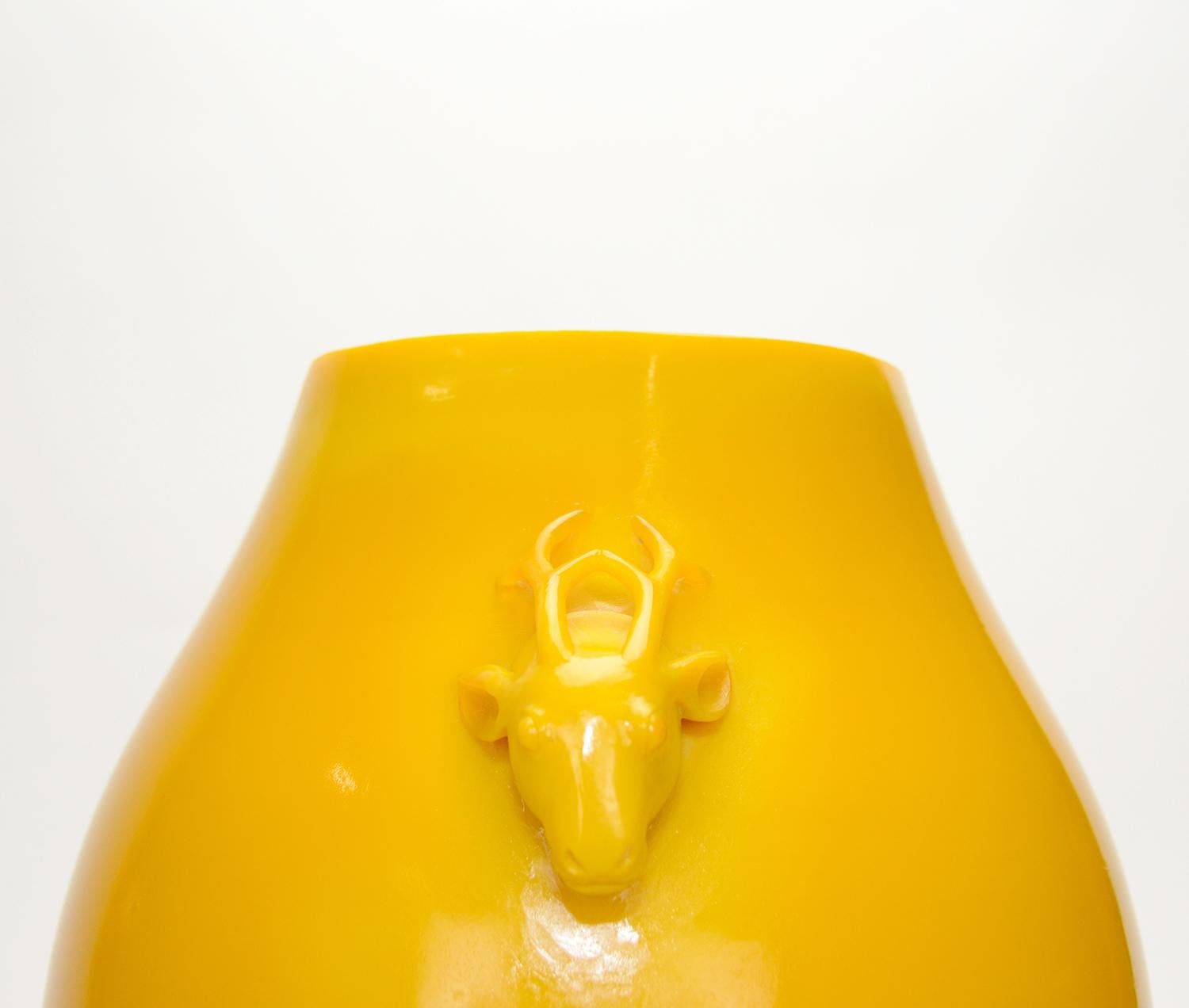 20ième siècle Rare vase chinois ancien en forme de Hu avec poignée en verre de Pékin jaune poulet en vente