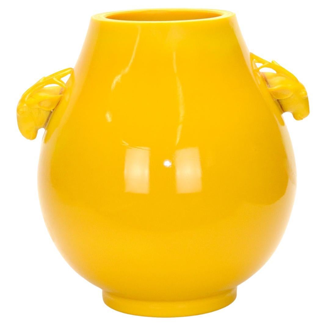 Rare vase chinois ancien en forme de Hu avec poignée en verre de Pékin jaune poulet en vente