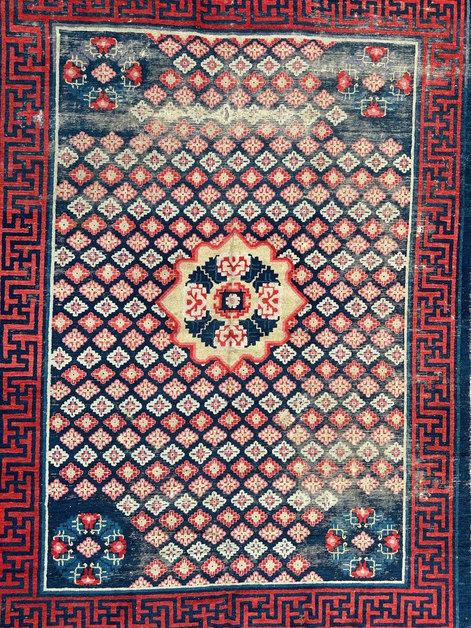 Very beautiful and rare mid 19th century Chinese rug with beautiful geometrical and decorative Chinese design and nice natural colours with blue, red, pink, yellow and navy blue, entirely hand knotted with wool on the cotton foundation.
Some wears