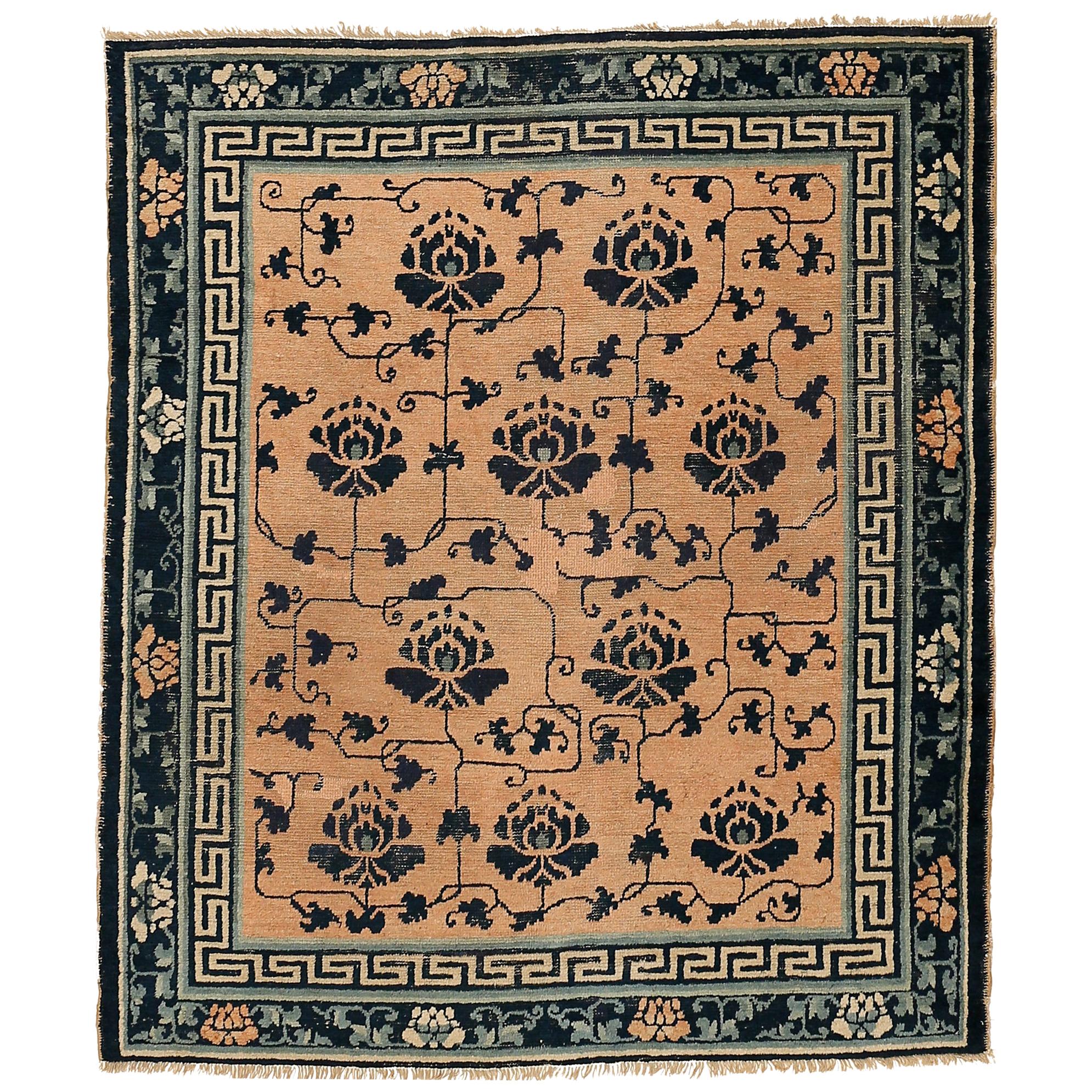 Rare tapis chinois ancien Ningxia avec des fleurs de lotus bleus sur un champ rose pâle en vente