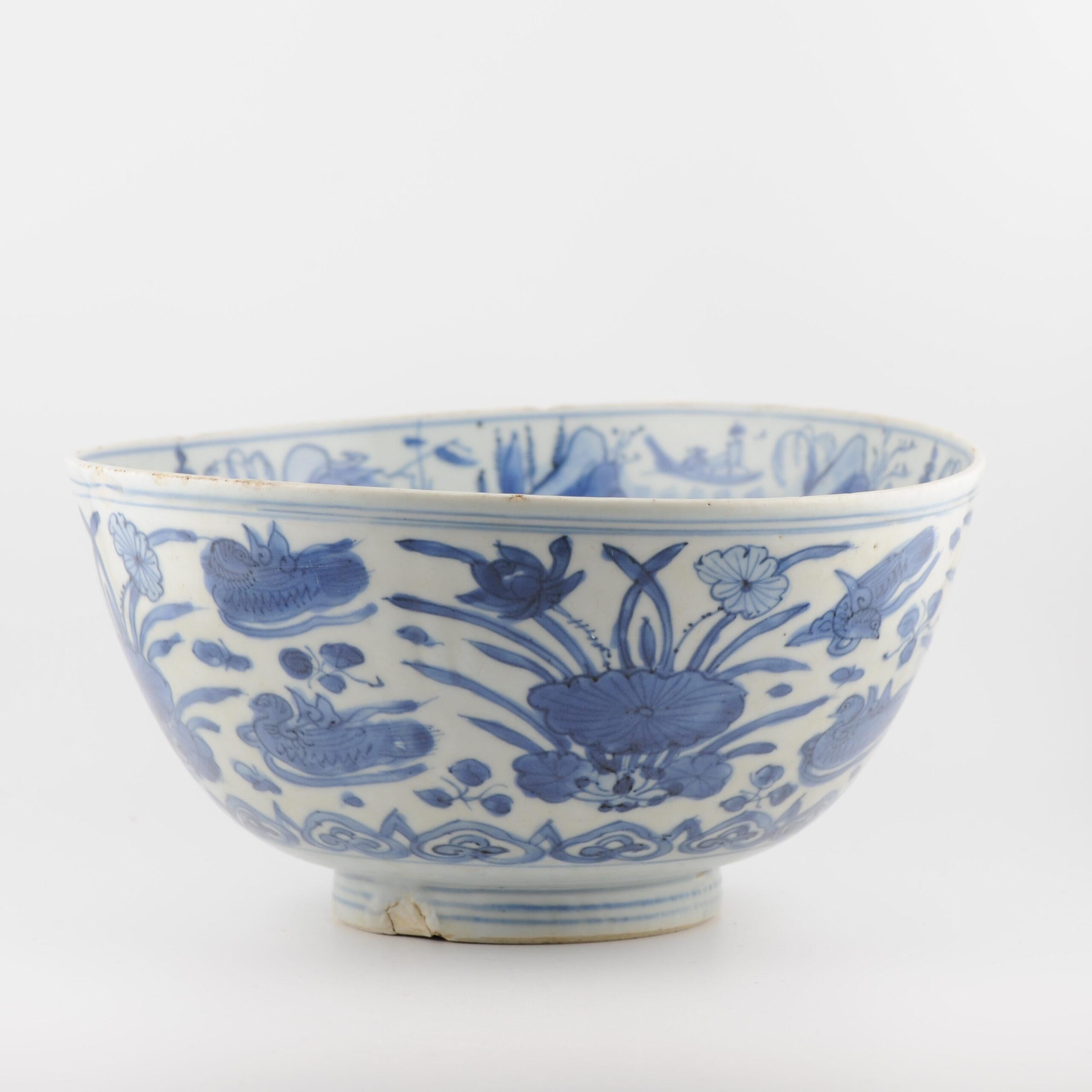 Condition Report: Condition: Good, some small chips and flakes from the top rim. Fritting also. Base rim with a baking flaw. Its also warped. SIze: 21.5cm x 11cm
Lovely decorated piece. A  very rare type with landscape on the inside and Mandarin