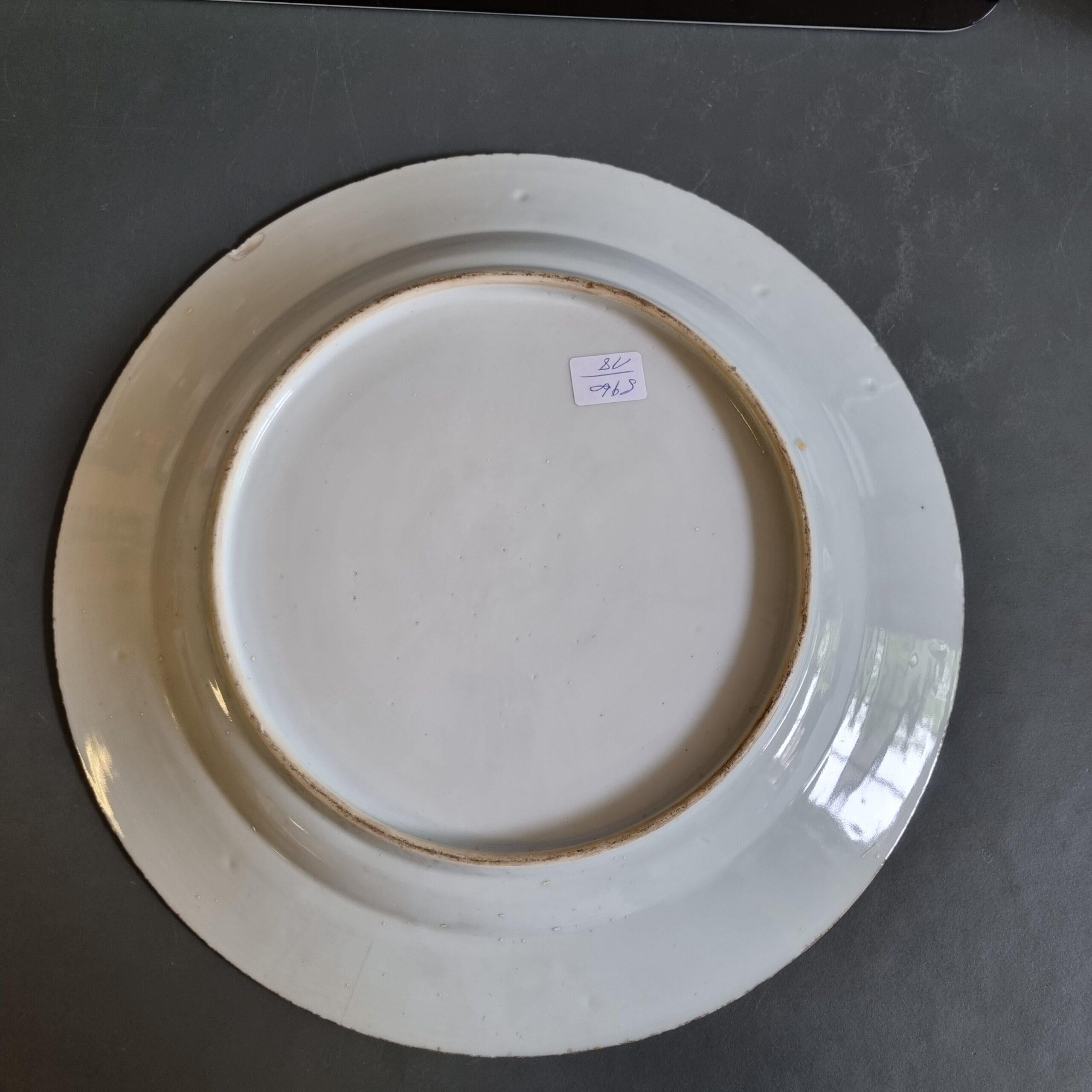 Rare chargeur ancien en porcelaine chinoise Armoiries Gallart Marchant, ca 1750-1760

Ce plat en porcelaine chinoise de grande taille est très inhabituel. Porcelaine bleu et blanc de première qualité de la période Qianlong.

Les deux plus grands
