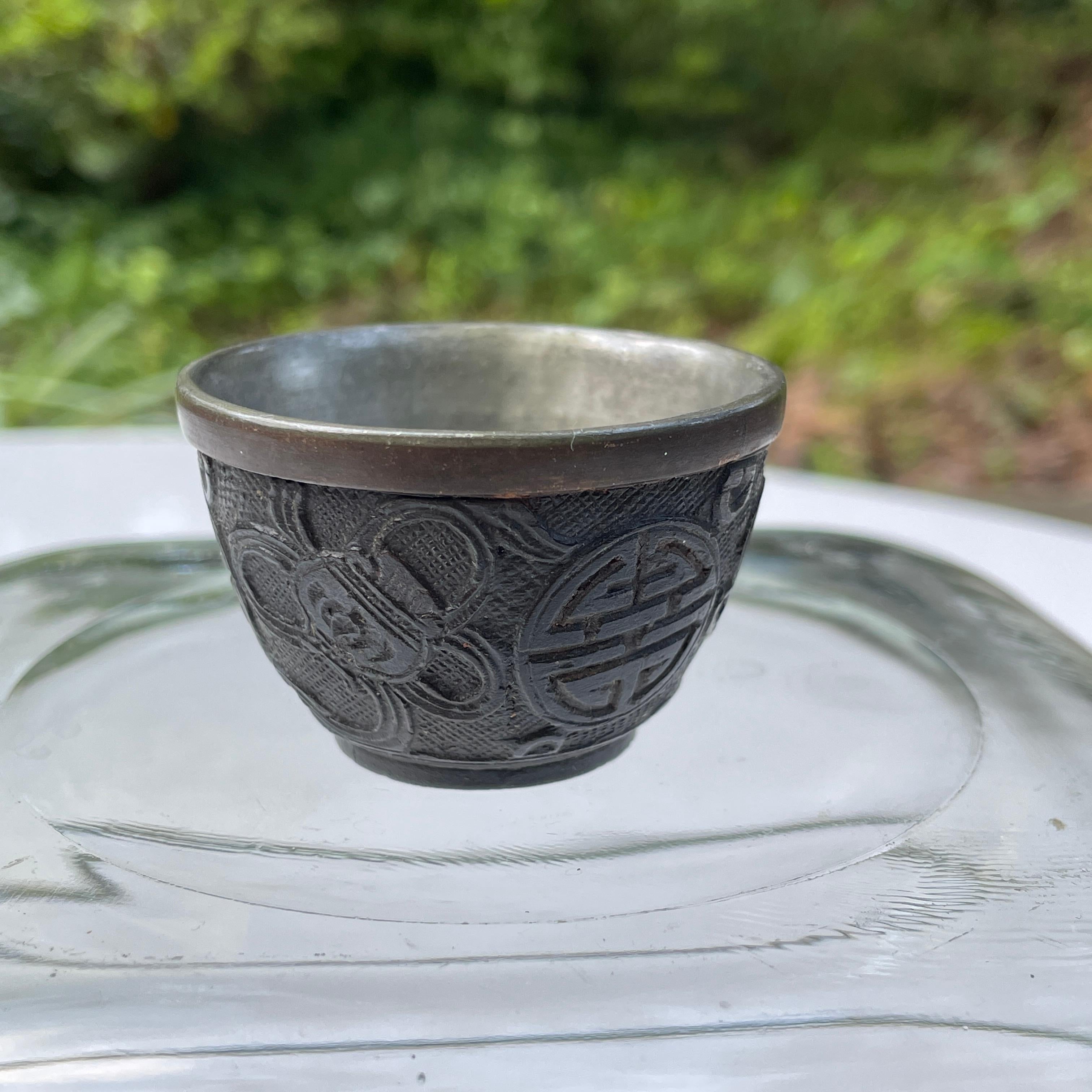 Tasse à thé chinoise en étain avec coquille de noix de coco sculptée, probablement de la dynastie Qing. Ces coupes étaient considérées comme rares et précieuses, les Chinois estimant que les noix de coco et l'argent pouvaient détecter le poison.
