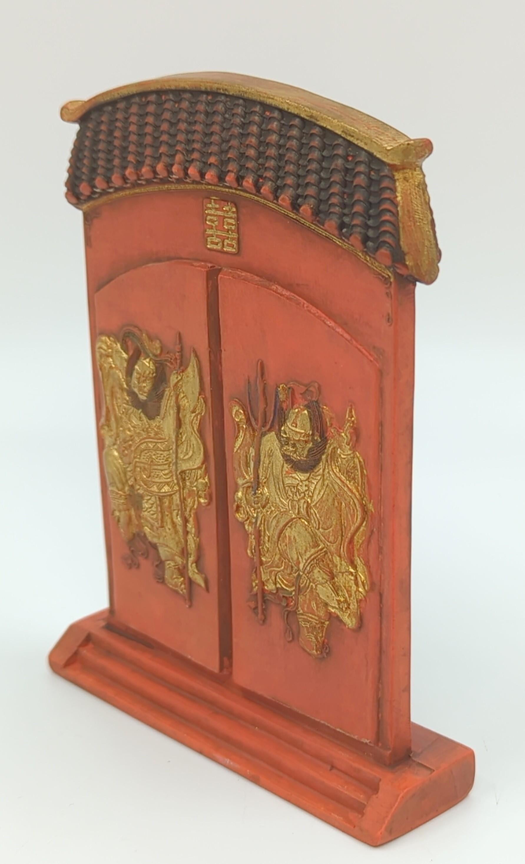 Raro bastone antico cinese della dinastia Qing, periodo Guangxu, in stile imperiale, marcato a inchiostro rosso, con la forma di una porta d'ingresso a due ante con tegole, con due feroci divinità guardiane scolpite a basso rilievo, una su ciascuna