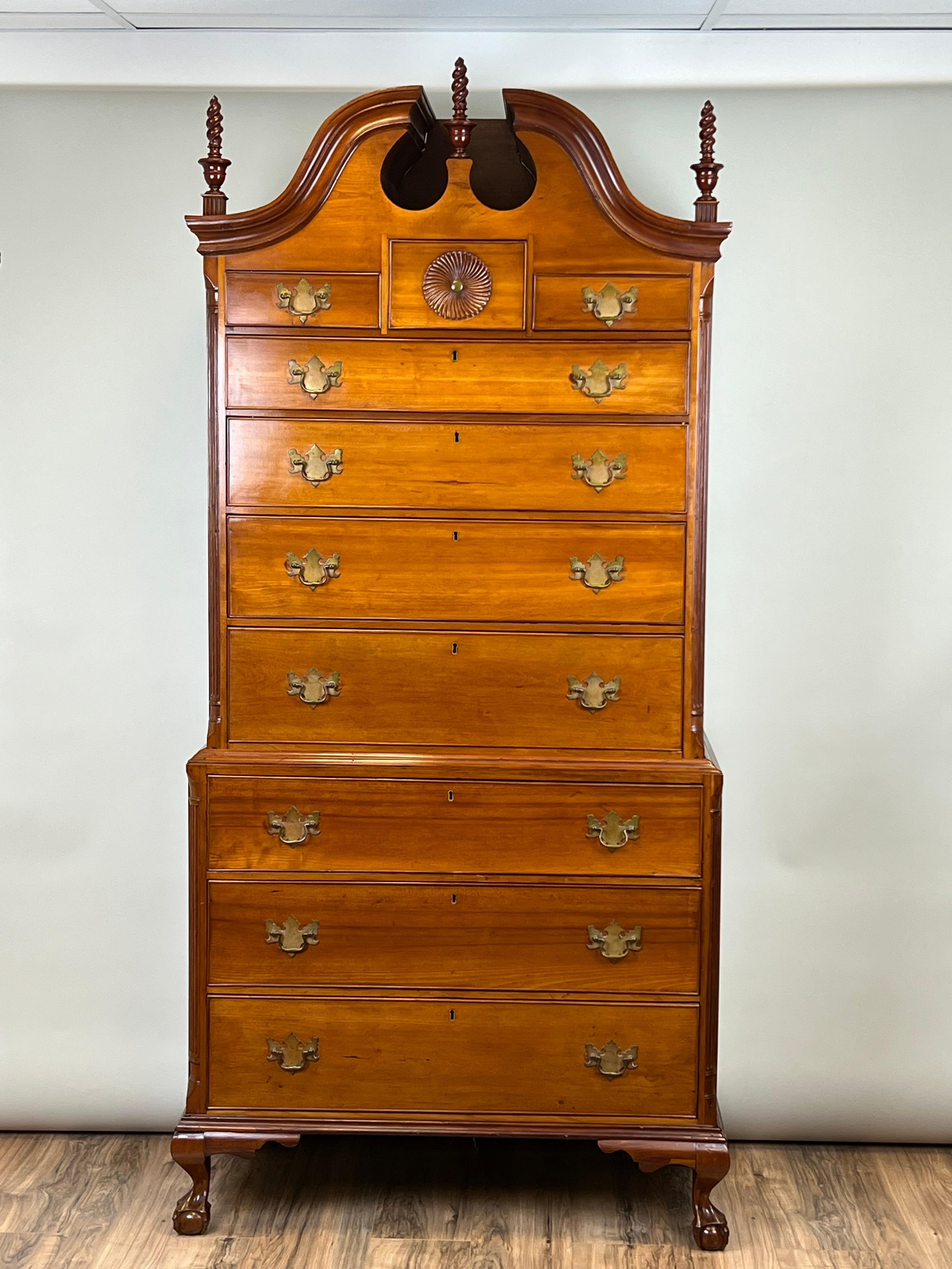 Questa rara cassapanca antica in ciliegio Chippendale, attribuita al famoso ebanista del Connecticut Nathan Booth's, risale al 1760 circa. Questo pezzo eccezionale mette in mostra l'eleganza e la maestria dello stile Wood, con dettagli raffinati e