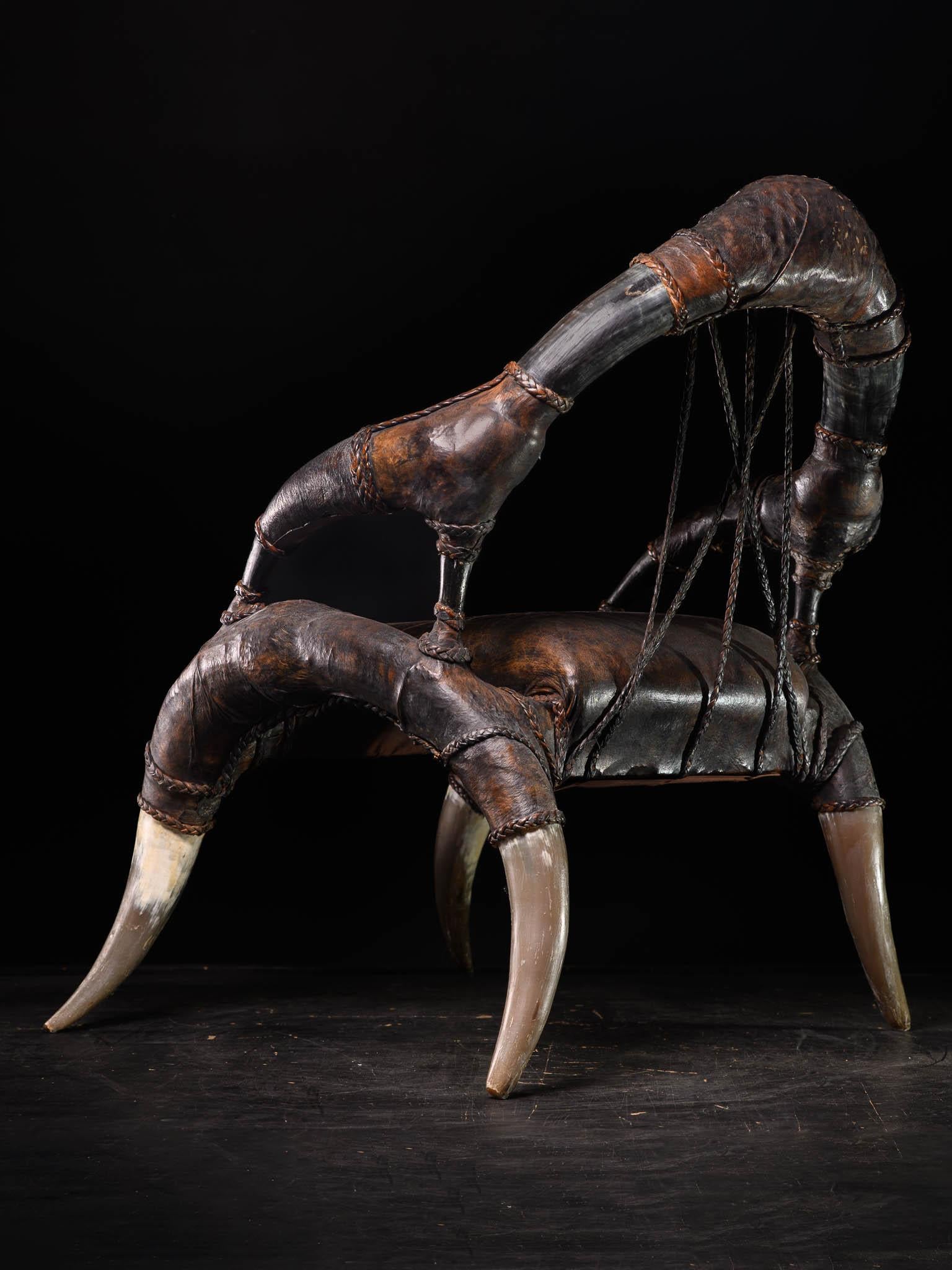Rare antique colonial African Leather & Horn Throne Armchair In Good Condition For Sale In Leuven , BE