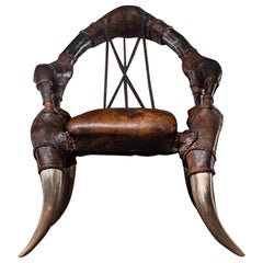 Rara e antica poltrona coloniale africana in pelle e Horn
