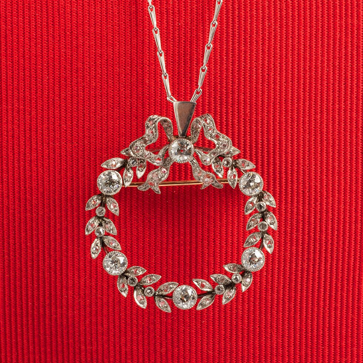 Una pieza única dentro de nuestra cuidada colección de alta joyería Vintage & Prestige:

Nuestro raro y distintivo broche en forma de corona es convertible: puede llevarse como broche independiente o como collar. La corona está engastada en platino