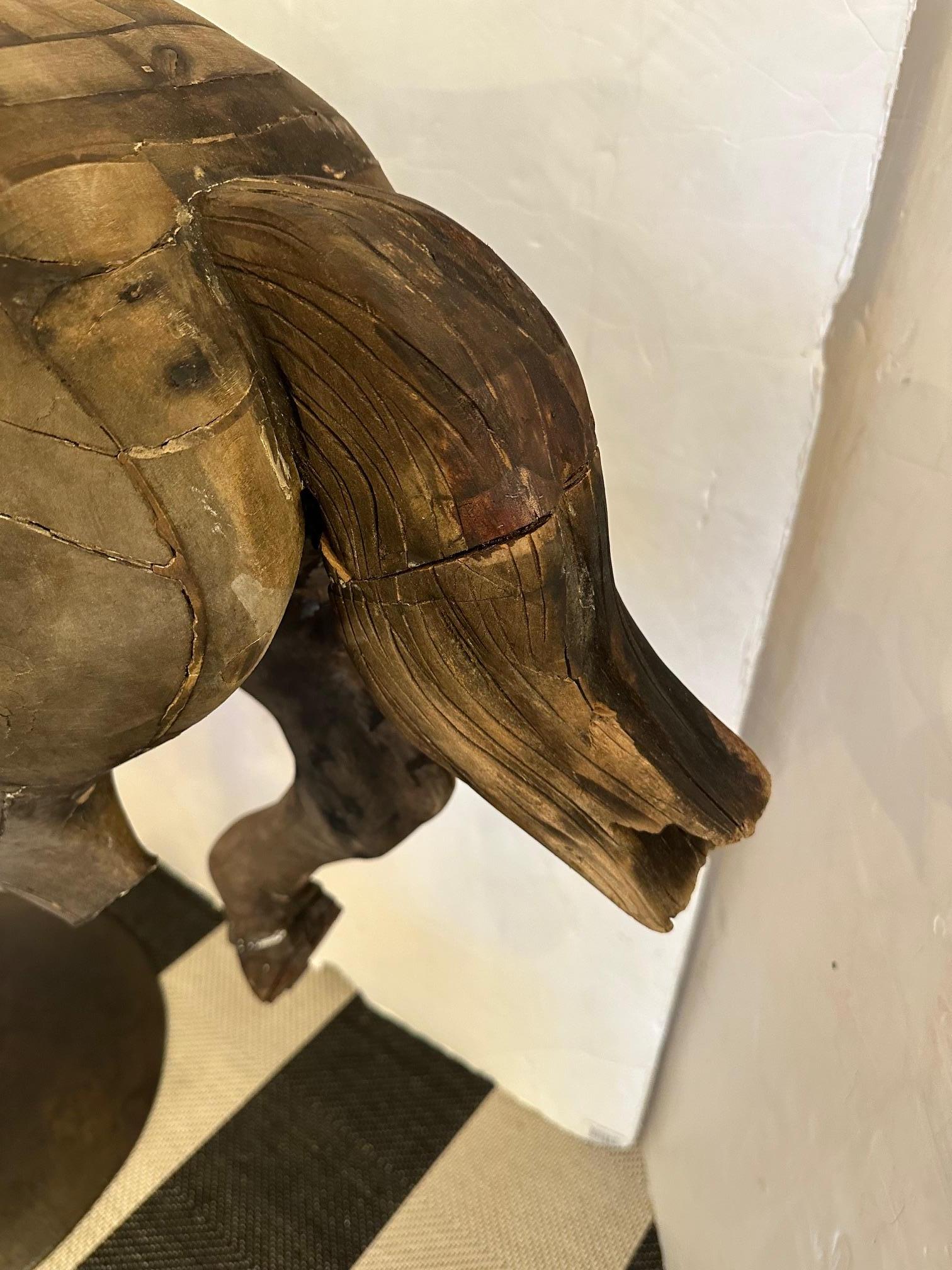 Fantastische antike gefunden unlackiert Karussell Pferd Form mit notleidenden Holz, erstaunlichen Charakter, und hübsche benutzerdefinierte Eisen stehen.  Es ist eine beeindruckende Volkskunstskulptur von monochromer Schönheit mit all den fehlenden