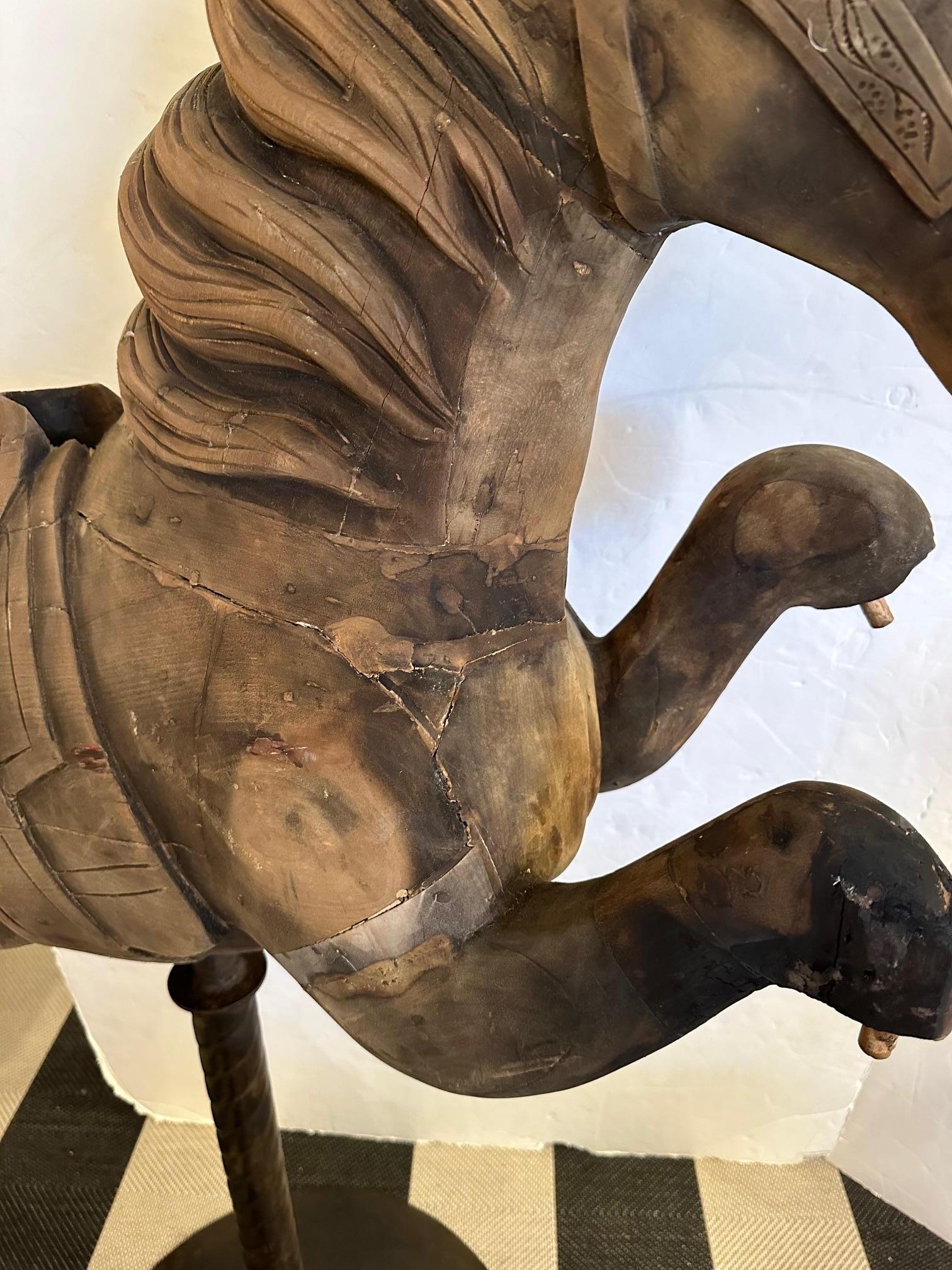 Artisanat Rare Antiquités Cheval de carrousel sur Stand en fer Sculpture en vente