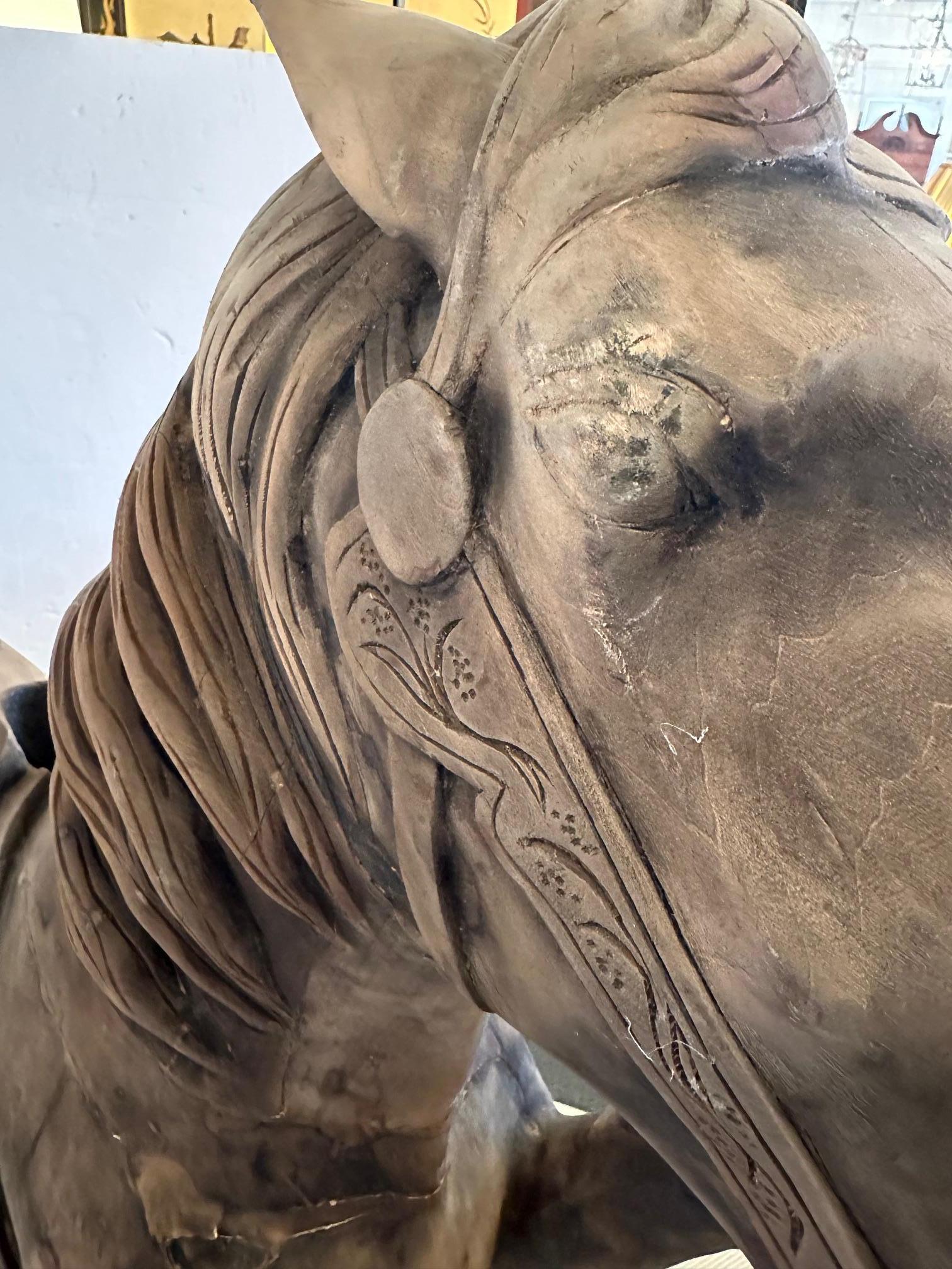 Américain Rare Antiquités Cheval de carrousel sur Stand en fer Sculpture en vente