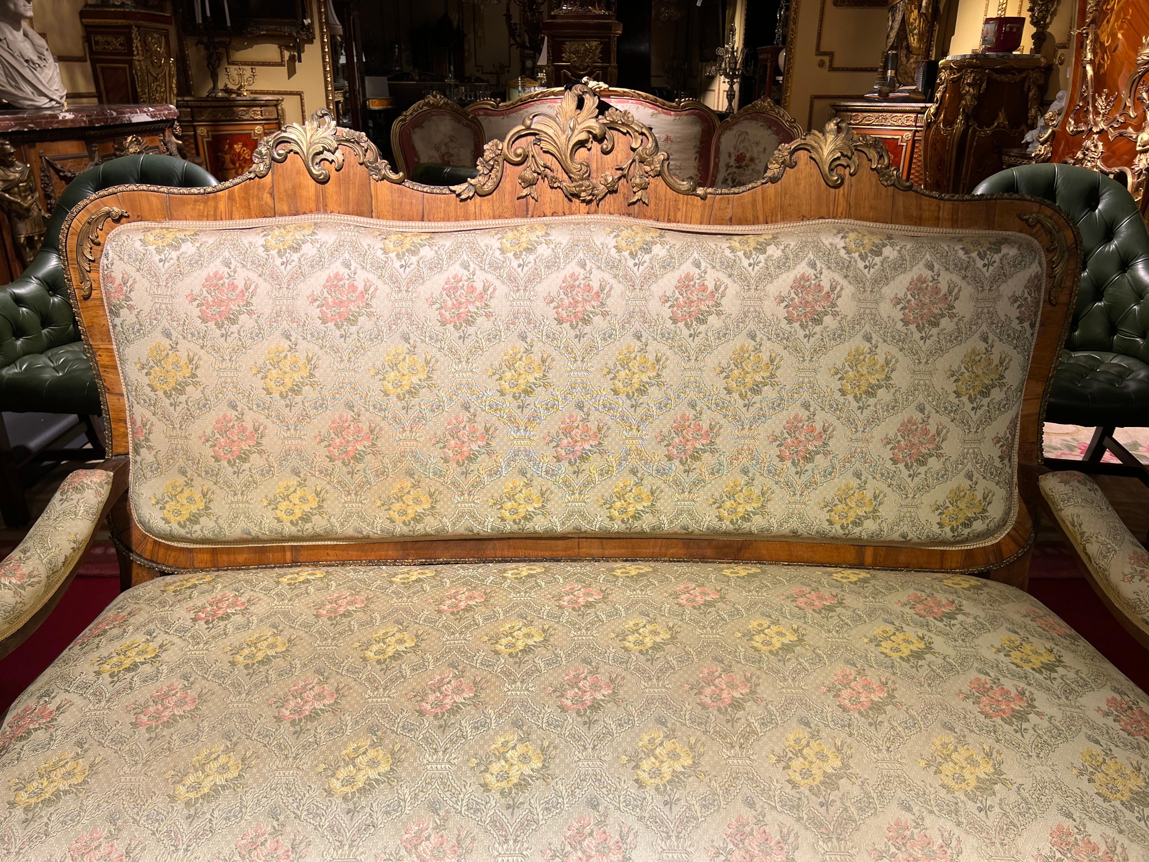 seltenes antikes Barocksofa aus der Zeit um 1880 mit Bronzebeschlägen. Massivholz mit Walnussfurnier. Schöne geschwungene Form mit vergoldeten Bronzebeschlägen