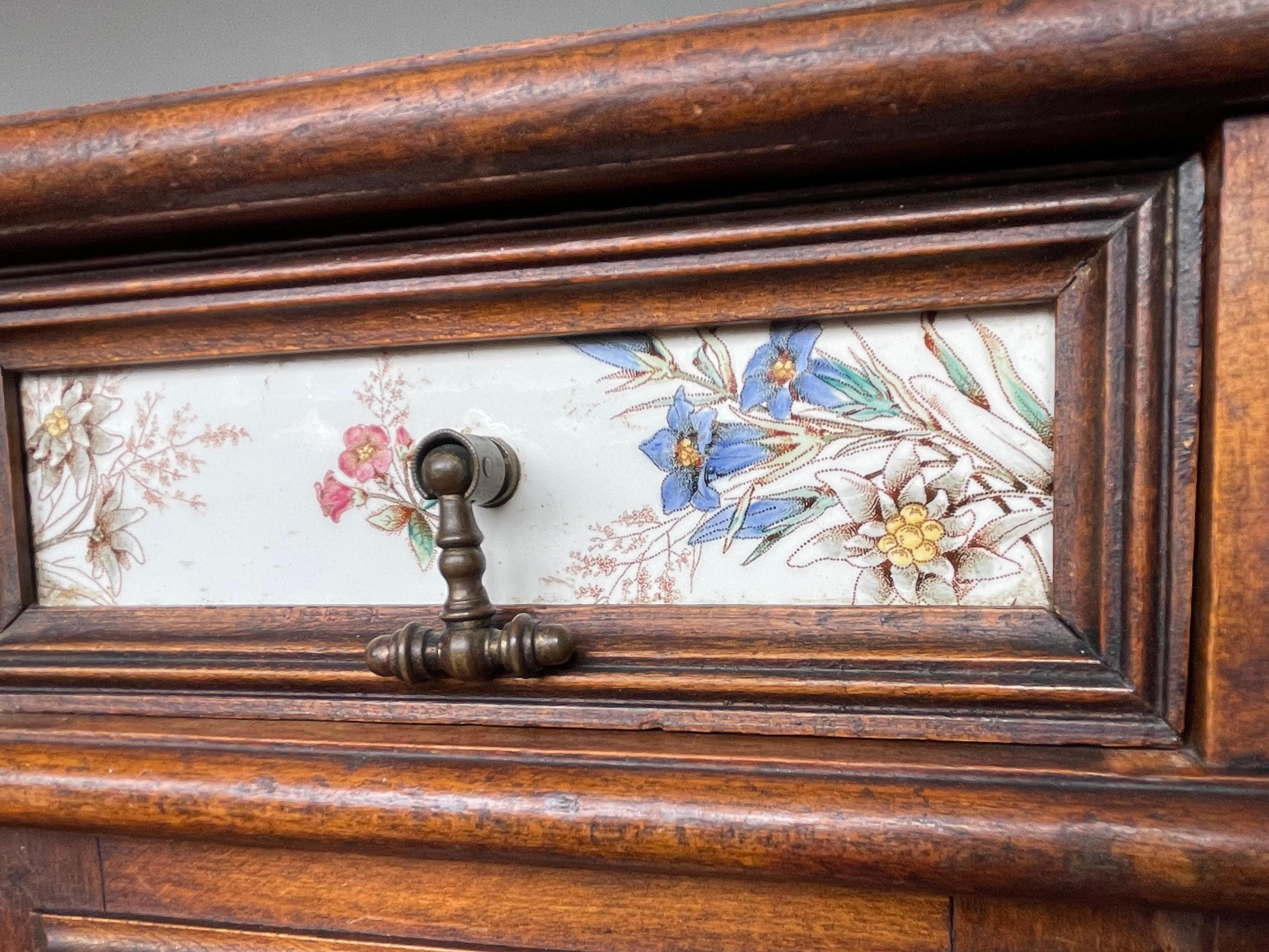 Rare cabinet d'alcoologie ancien avec. Beaucoup de carreaux incrustés, peints et émaillés à la main, vers 1900 en vente 4