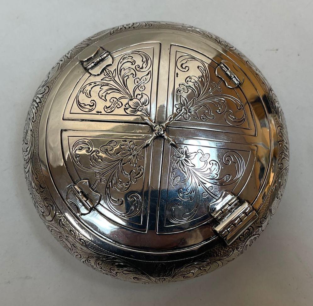 Einfach schön! Außergewöhnliche und beeindruckende Fine Antique Dutch Circular Silver Marriage Box. Gut gemacht und fein detailliert. Handgravierte ornamentale Verzierungen auf dem Scharnierdeckel und rund um den Behälterkörper. Ungefähr.
