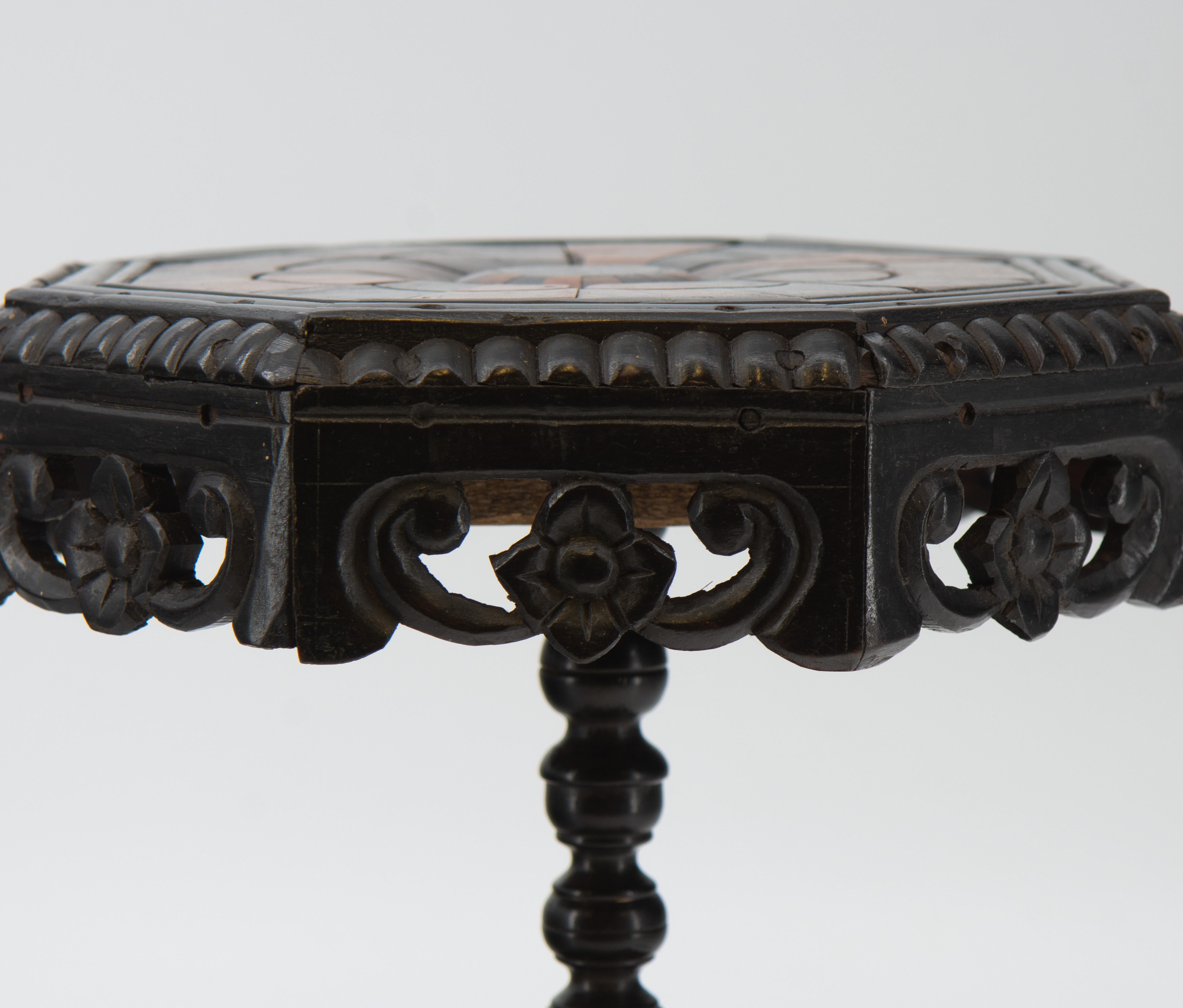 Ébène Rare table octogonale miniature ancienne en ébène et bois de Ceylan en vente