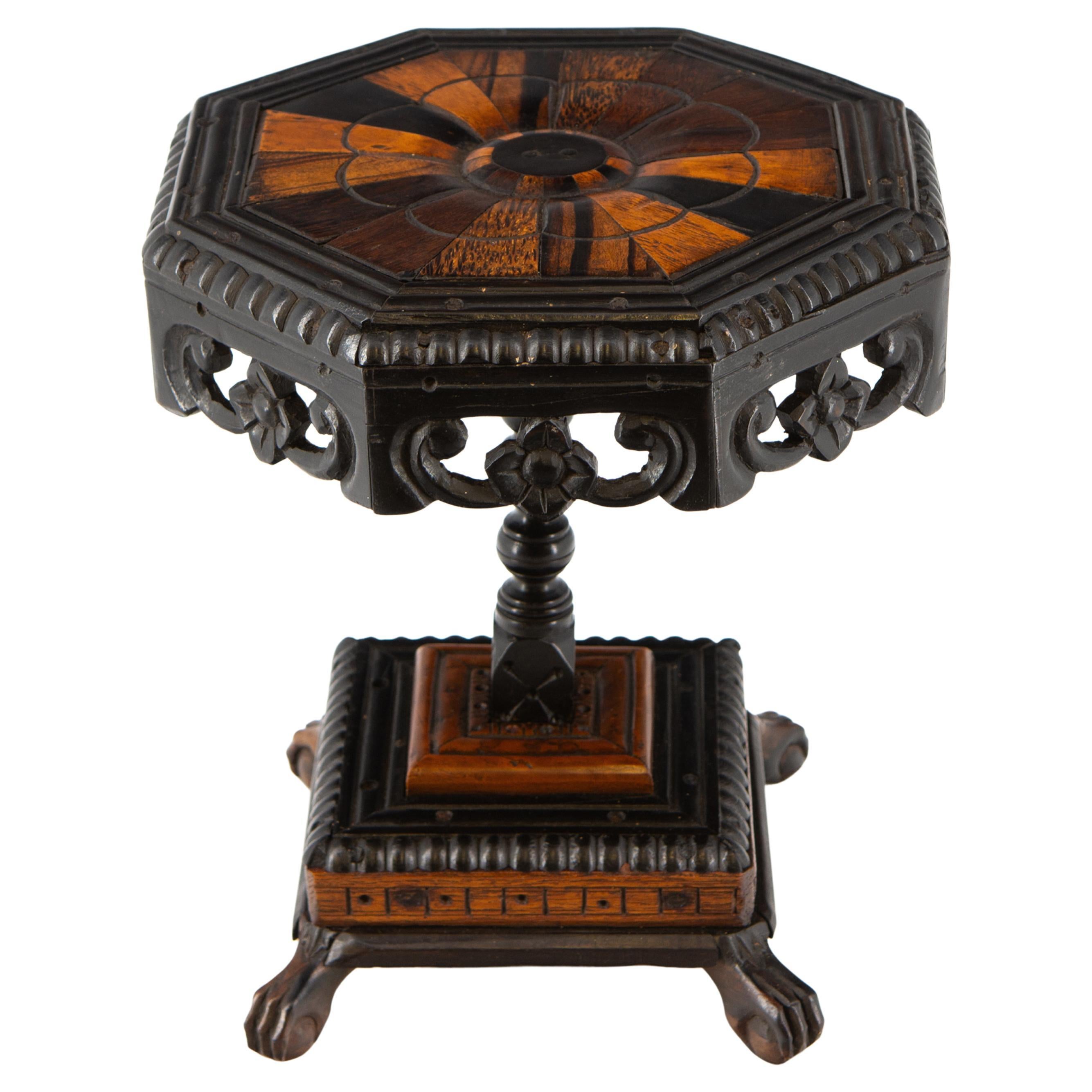 Rare table octogonale miniature ancienne en ébène et bois de Ceylan en vente