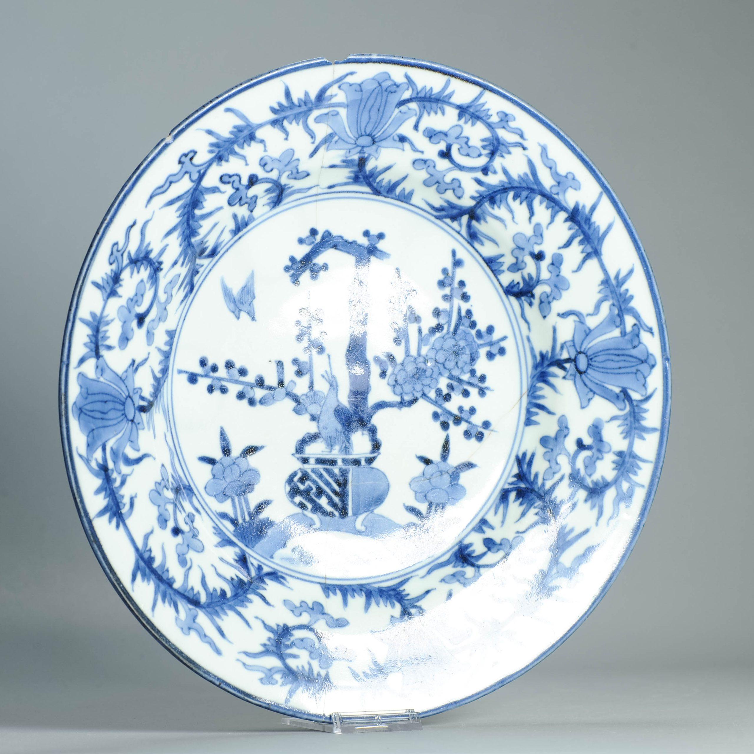Rare plat Arita ancien de la période Edo vers 1680 -1700 en porcelaine japonaise Bon état - En vente à Amsterdam, Noord Holland