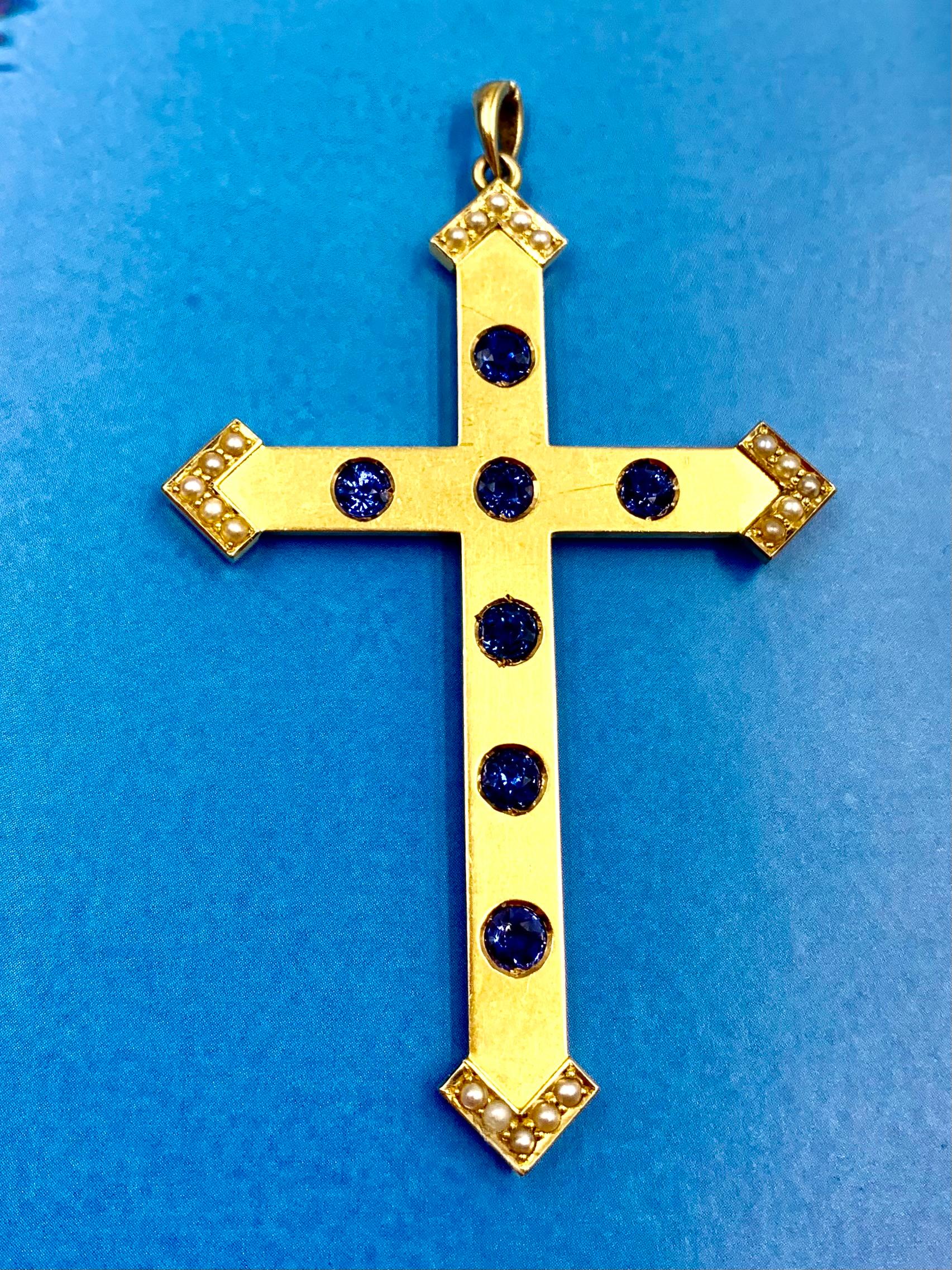 Rare Antique Edwardian Cornflower Blue Sapphire 14K Yellow Gold Disciples Cross In Good Condition For Sale In New York, NY