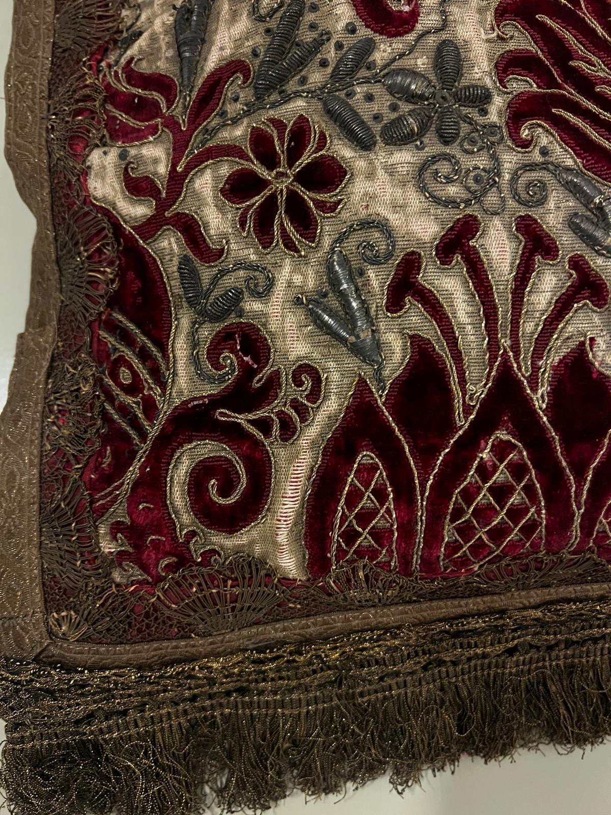 Un cuscino veneziano eccezionalmente raro e magnifico risalente al 1590 circa, che mette in mostra l'opulenza e l'arte dei tessuti del tardo Rinascimento provenienti da Venezia, Italia. 
Questo squisito pezzo è realizzato in ricco velluto cremisi e