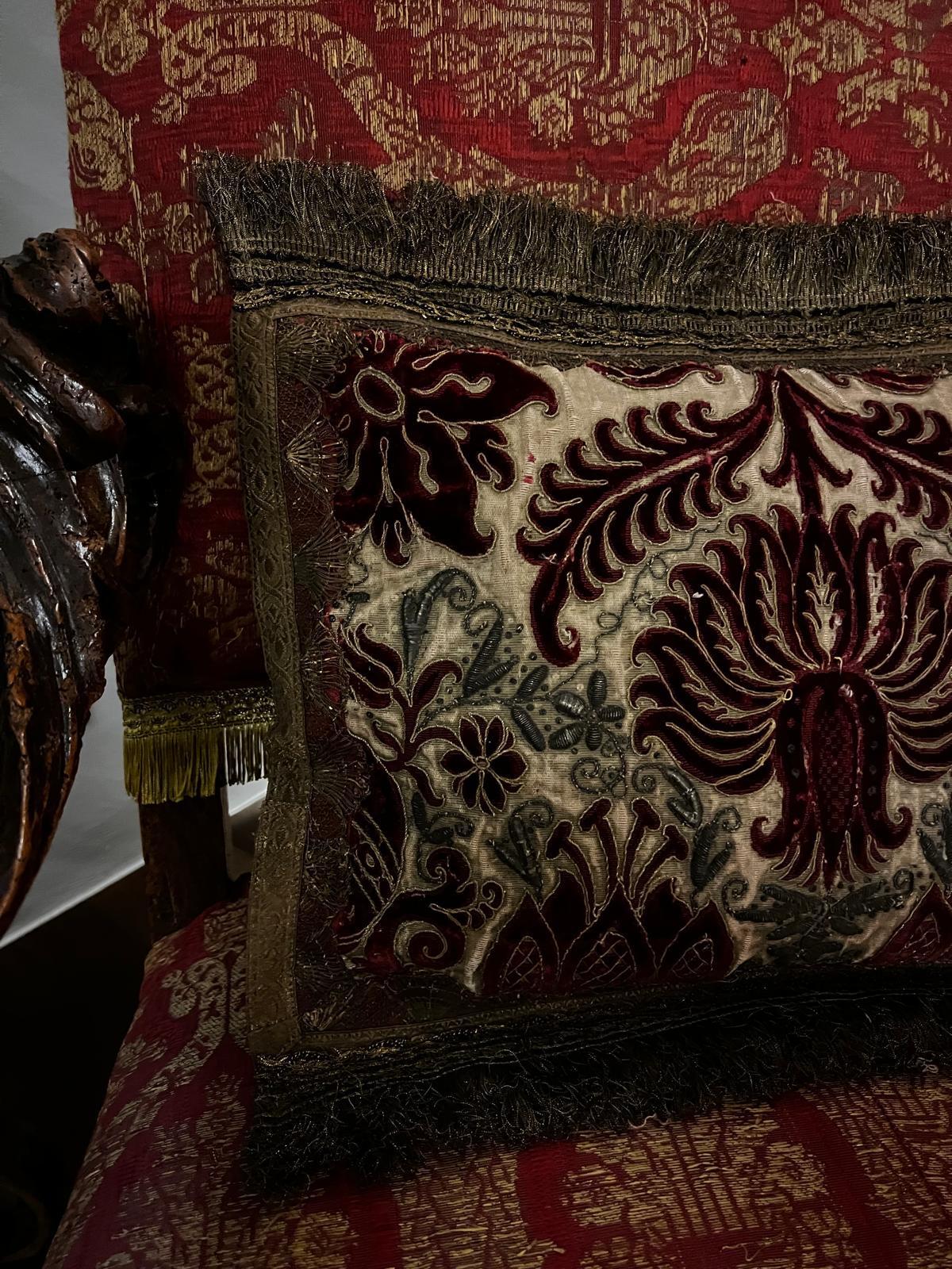 Rinascimento Raro cuscino antico in velluto ricamato con fili d'oro e d'argento, Venezia 1590 in vendita
