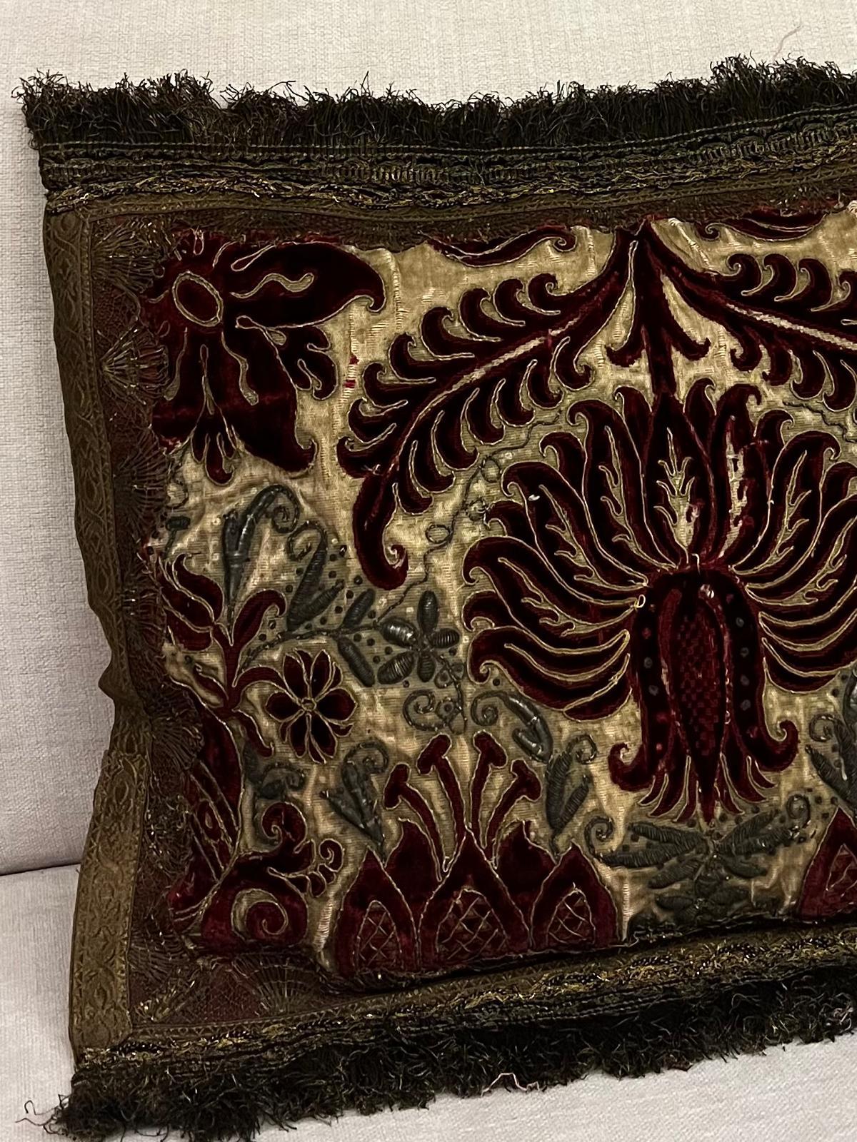 Italiano Raro cuscino antico in velluto ricamato con fili d'oro e d'argento, Venezia 1590 in vendita