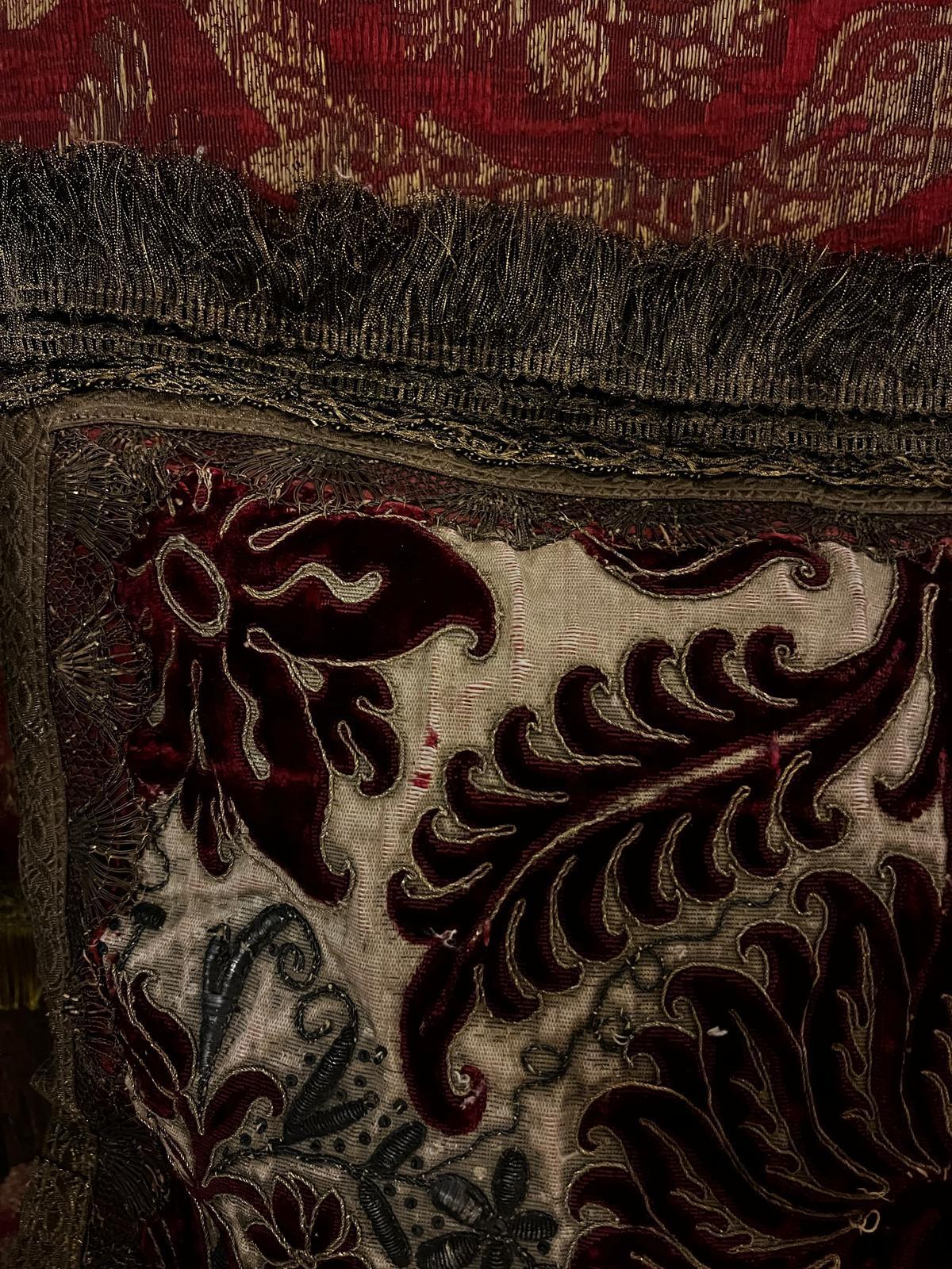 Fatto a mano Raro cuscino antico in velluto ricamato con fili d'oro e d'argento, Venezia 1590 in vendita