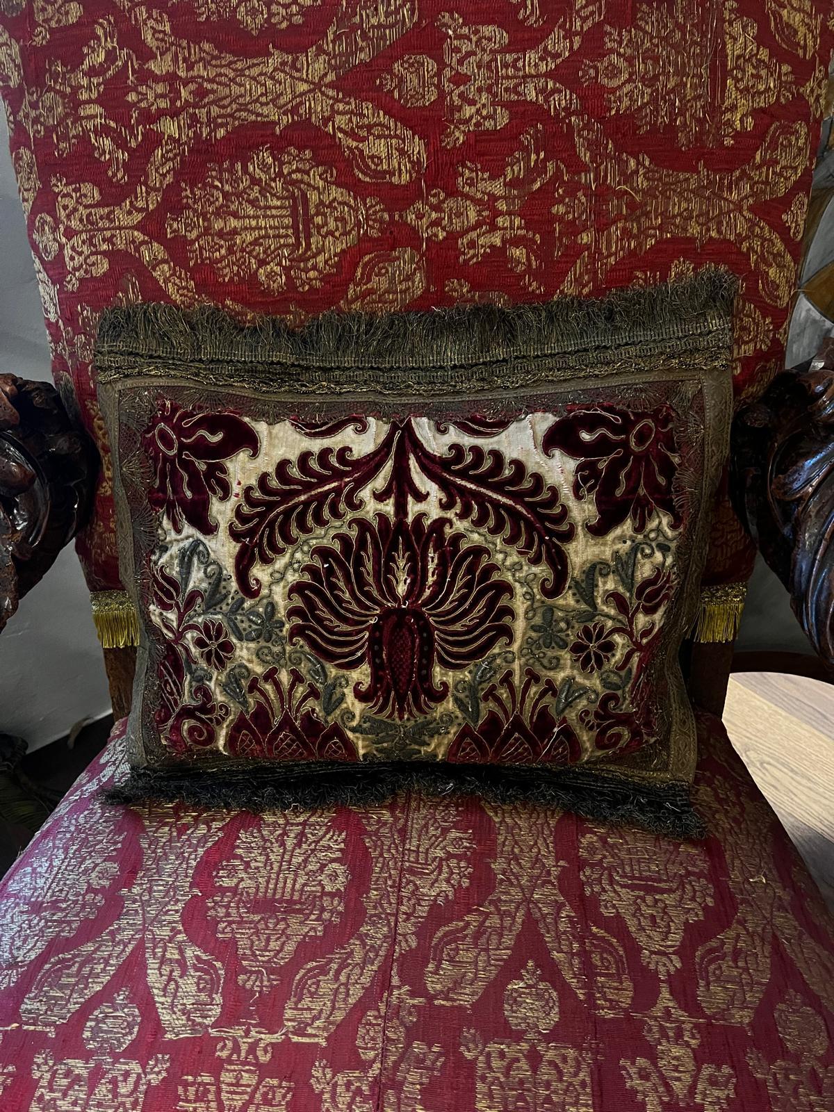 Raro cuscino antico in velluto ricamato con fili d'oro e d'argento, Venezia 1590 In condizioni buone in vendita a Doha, QA