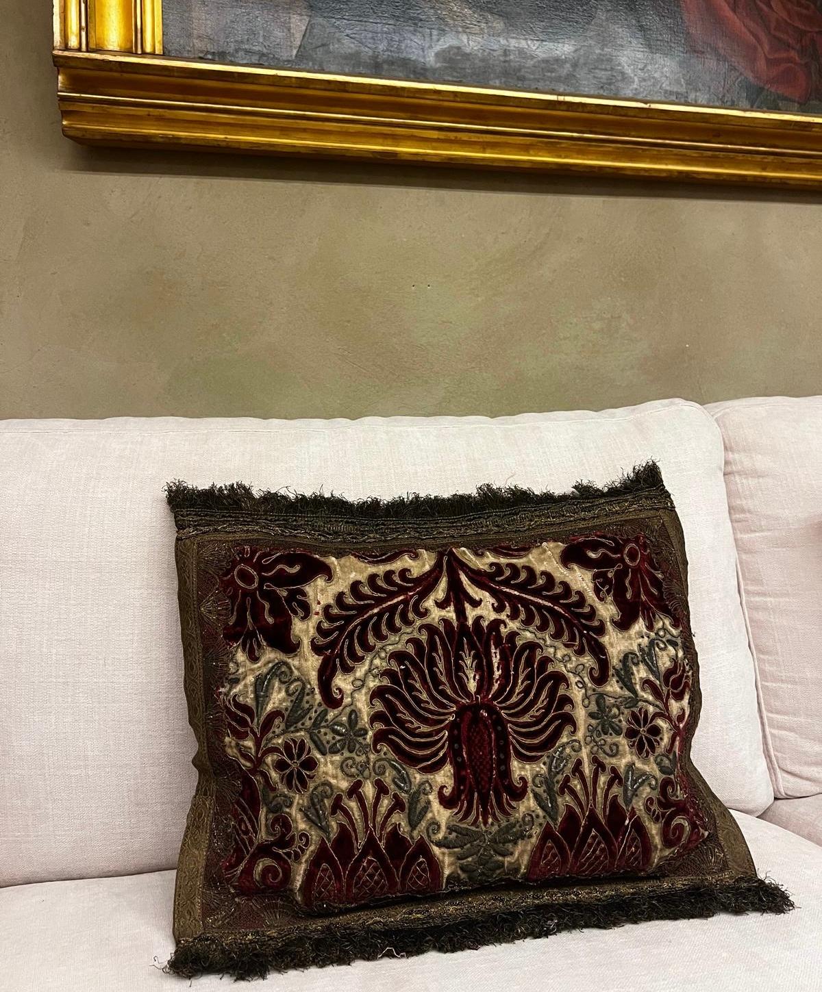 Fino al XVIII secolo Raro cuscino antico in velluto ricamato con fili d'oro e d'argento, Venezia 1590 in vendita
