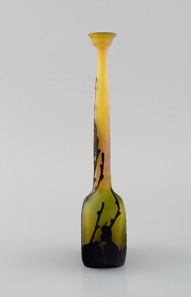 Rare antique Emile Gallé vase in yellow and dark art glass carved in the form of branches with foliage. Early 20th century.
Measures: 22 x 7 cm.
In excellent condition.
Signed and with a label.