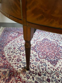 Raro tavolo ovale da affitto antico inglese in mogano con piano in pelle e intarsi in ebano