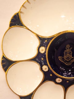 Raro piatto da ostriche inglese antico di Minton con stemma latino e grande pozzo per le patatine fritte