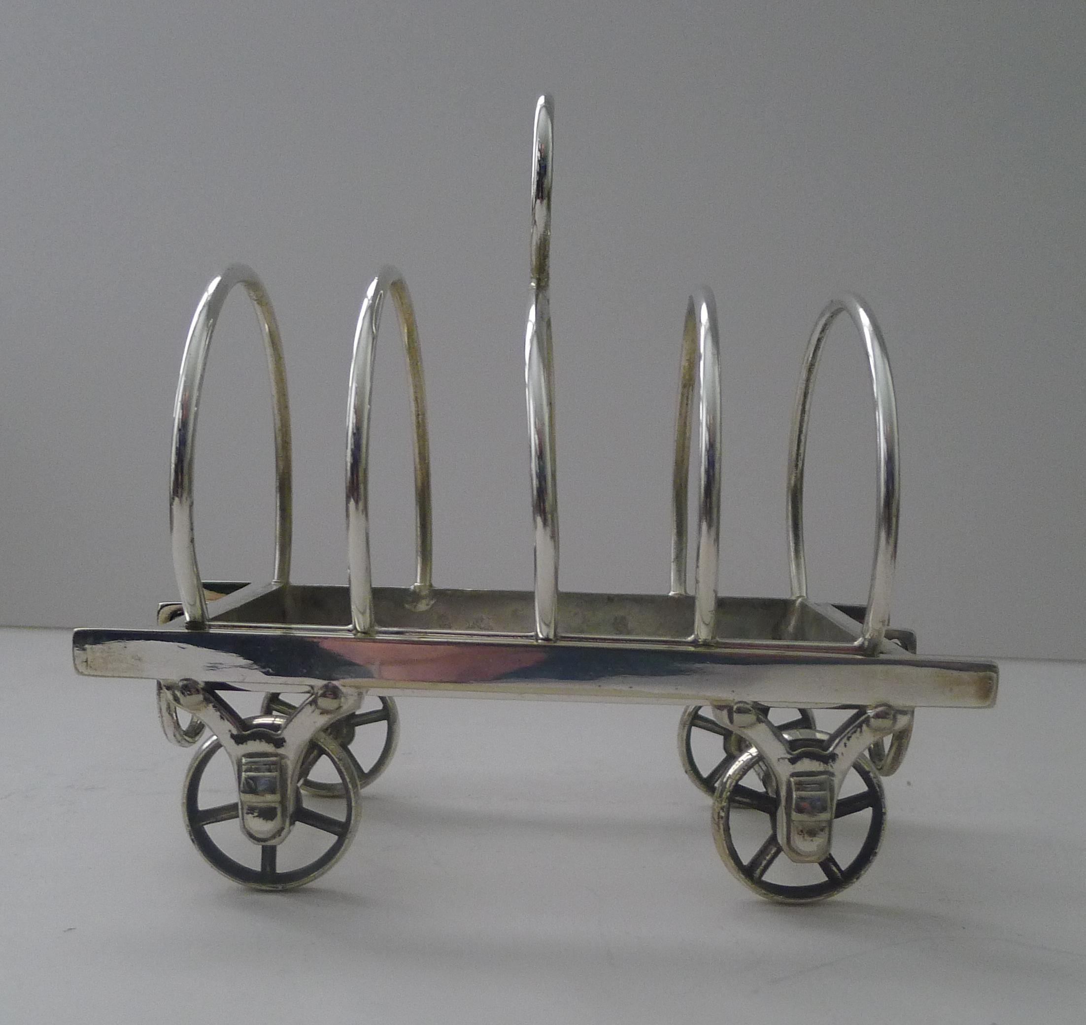 Une merveilleuse occasion d'acquérir un porte-tartines figuratif en métal argenté très recherché, un parfait porte-lettres également si vous souhaitez l'utiliser sur votre bureau.

Le support est créé sous la forme d'un chariot ou d'une caravane