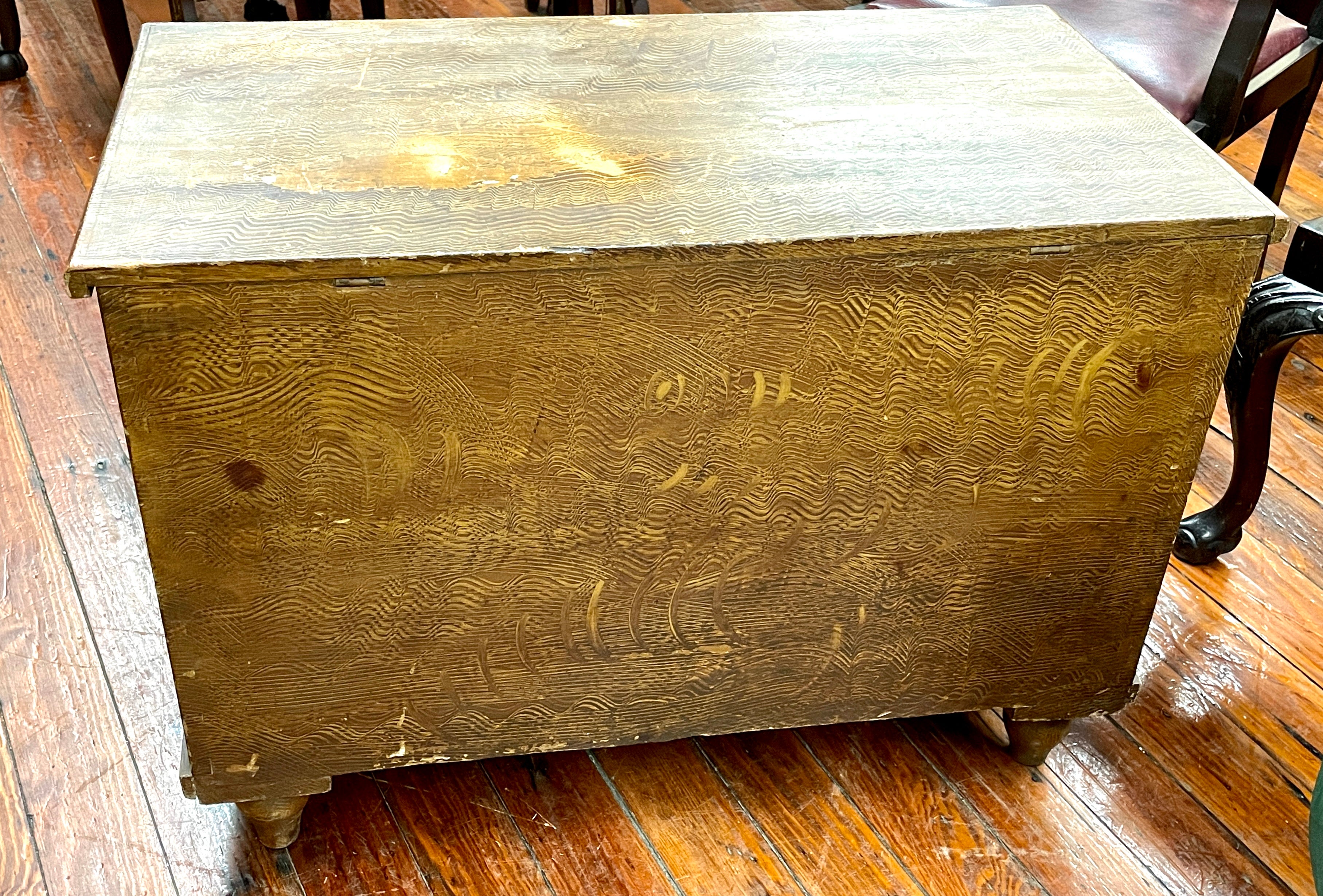 Seltene antike englische Kiefer original handbemalt faux Korn Deacon's Kofferraum. Das Innere zeigt die alten Stahlbandscharniere und eine Diakonenkiste.

Bitte beachten Sie, dass die originale Maserung, Griffe, Scharniere und Schlösser in einem