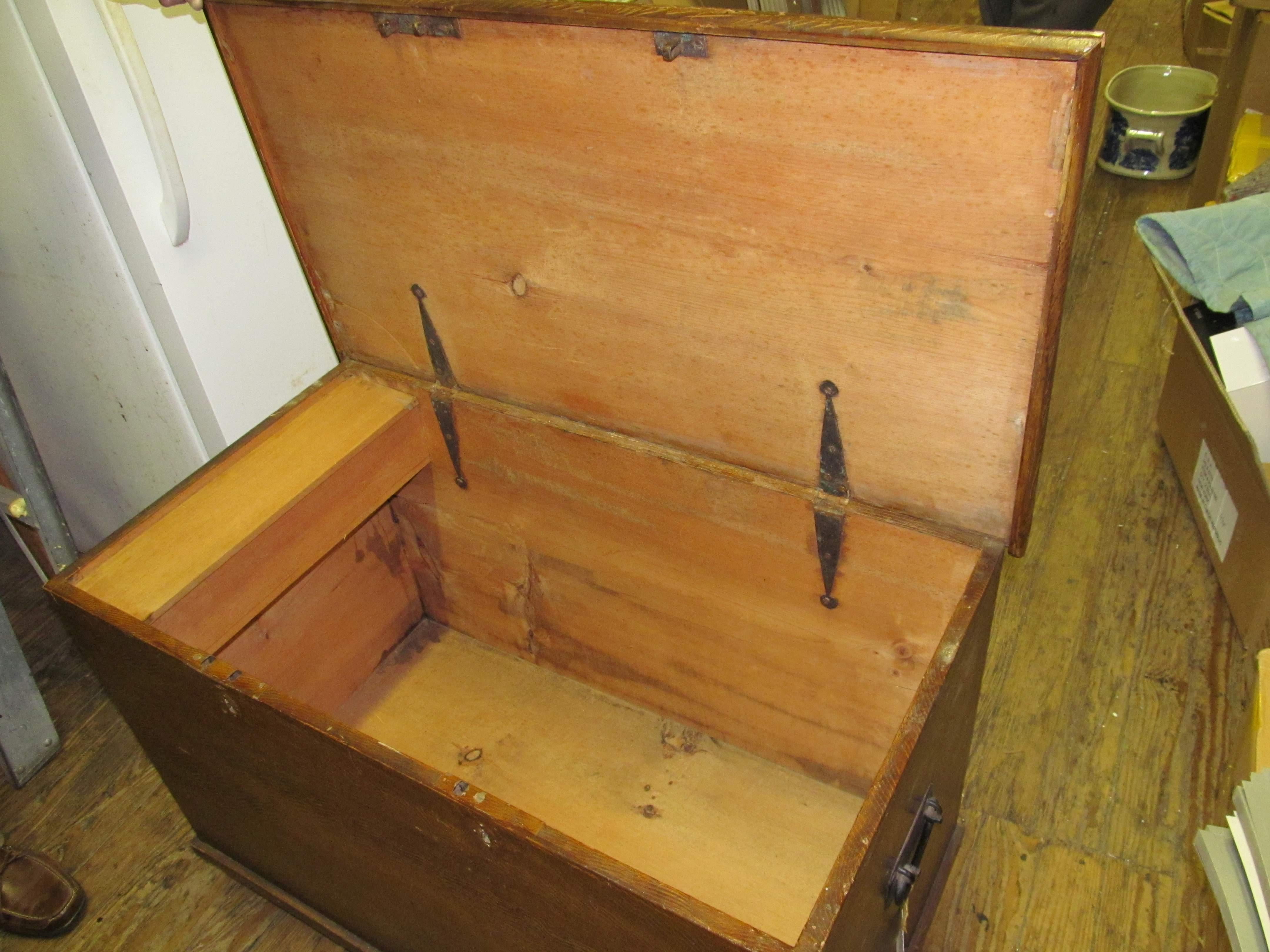 Seltener antiker englischer handbemalter Deko-Koffer aus Kiefernholz, Original (Handgefertigt) im Angebot