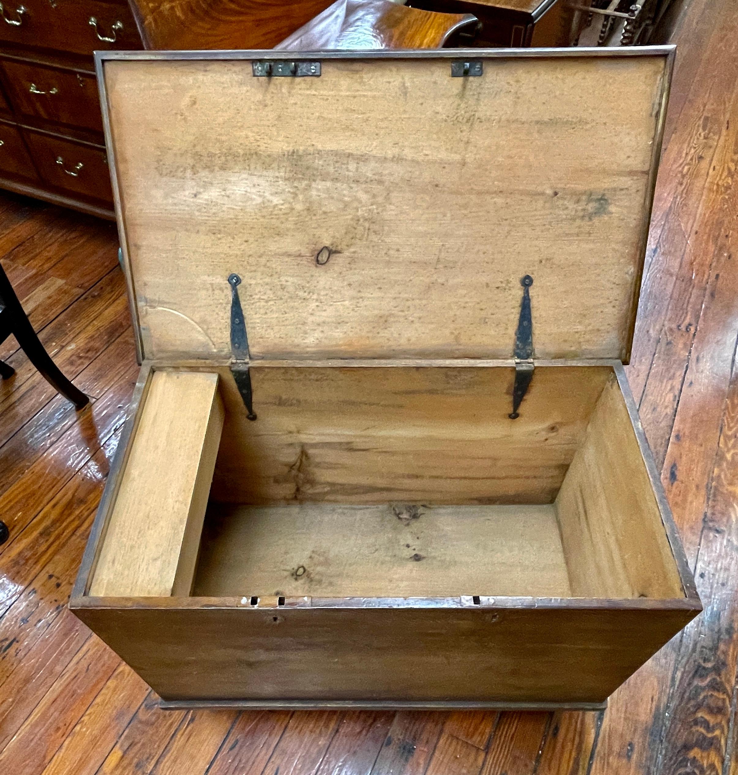 Seltener antiker englischer handbemalter Deko-Koffer aus Kiefernholz, Original im Zustand „Gut“ im Angebot in Charleston, SC