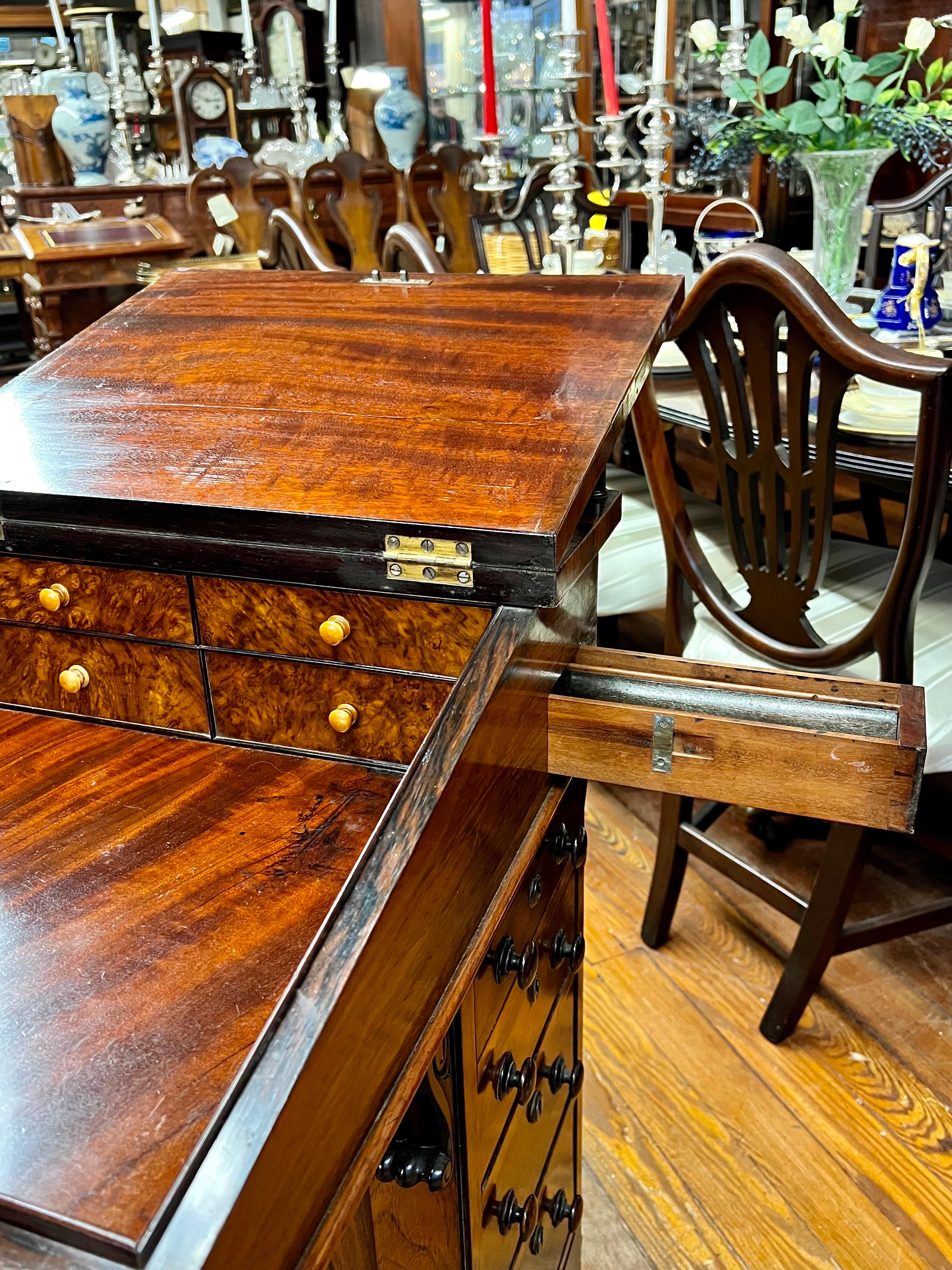 Acajou Rare et ancien Davenport anglais de style Régence en bois de rose avec tiroir à ressort en vente