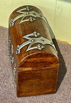 Rara scatola di cancelleria a cupola firmata in argento inglese con bande di nichel in Oak