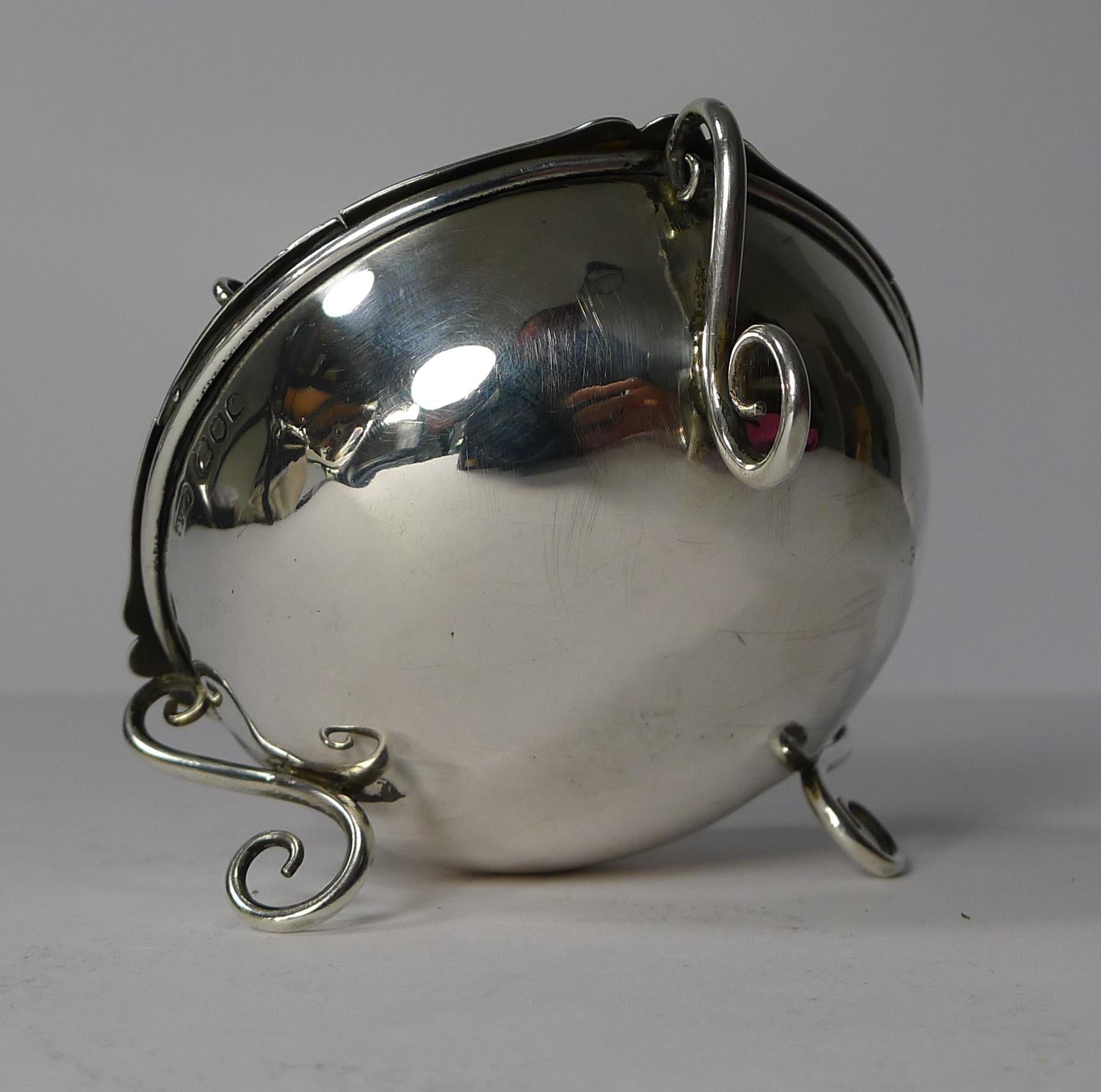 Rare boîte de timbre-poste anglaise ancienne en argent sterling par Grey & Co. en vente 1