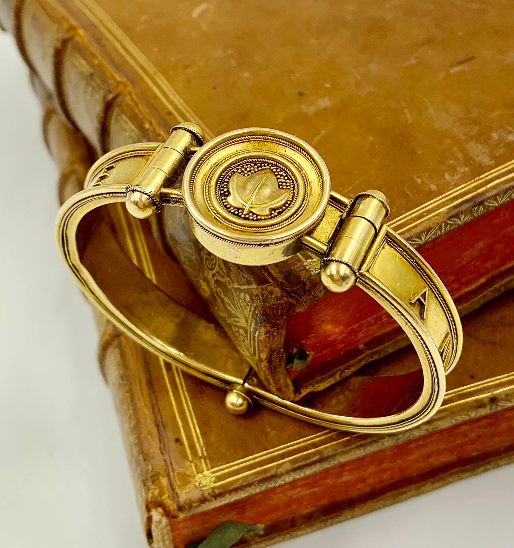 Rare Antique Etruscan Revival 18K Gold Love Locket Bracelet, Vatican Workshops In Good Condition In New York, NY