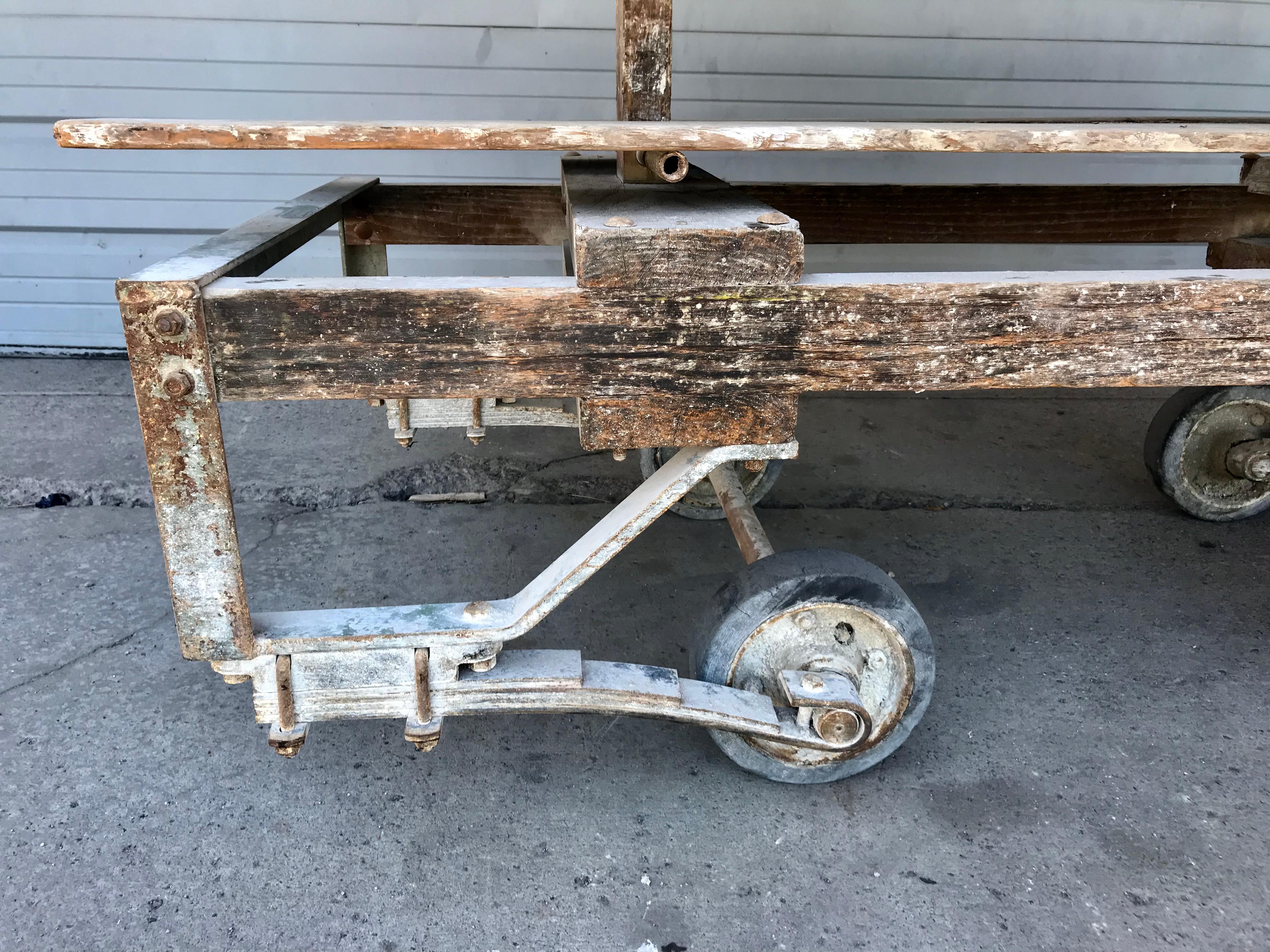 Rare chariot d'usine antique avec 12 étagères fabriqué pour Buffalo China, récupéré de la célèbre Buffalo Pottery Company à Buffalo New York. Les roues sont équipées d'amortisseurs en raison de la nature du transport des porcelaines. Parfait pour