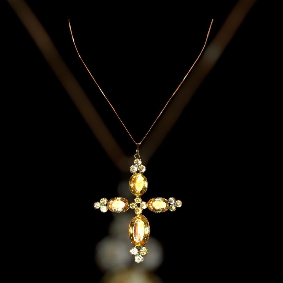 Cruz antigua de principios del siglo XIX de aproximadamente 30 cts. de Citrinos naturales de color amarillo limón brillante. Las piedras de talla ovalada más grandes tienen facetas de pabellón de fantasía que reflejan bien la luz. Las 20 piedras