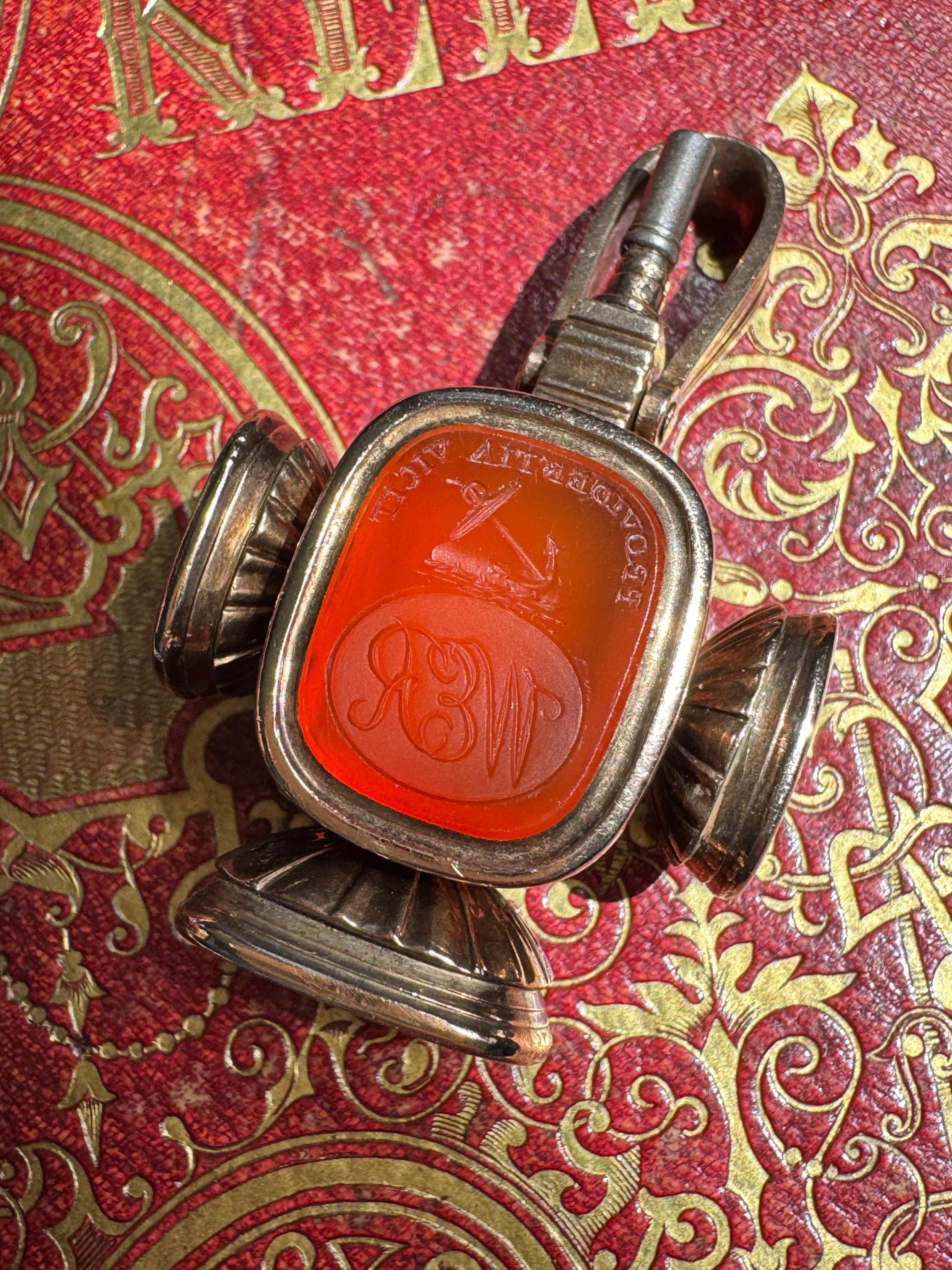 Taille émeraude Rare pendentif en intaille à cinq faces pour montre de poche et porte-clés en vente